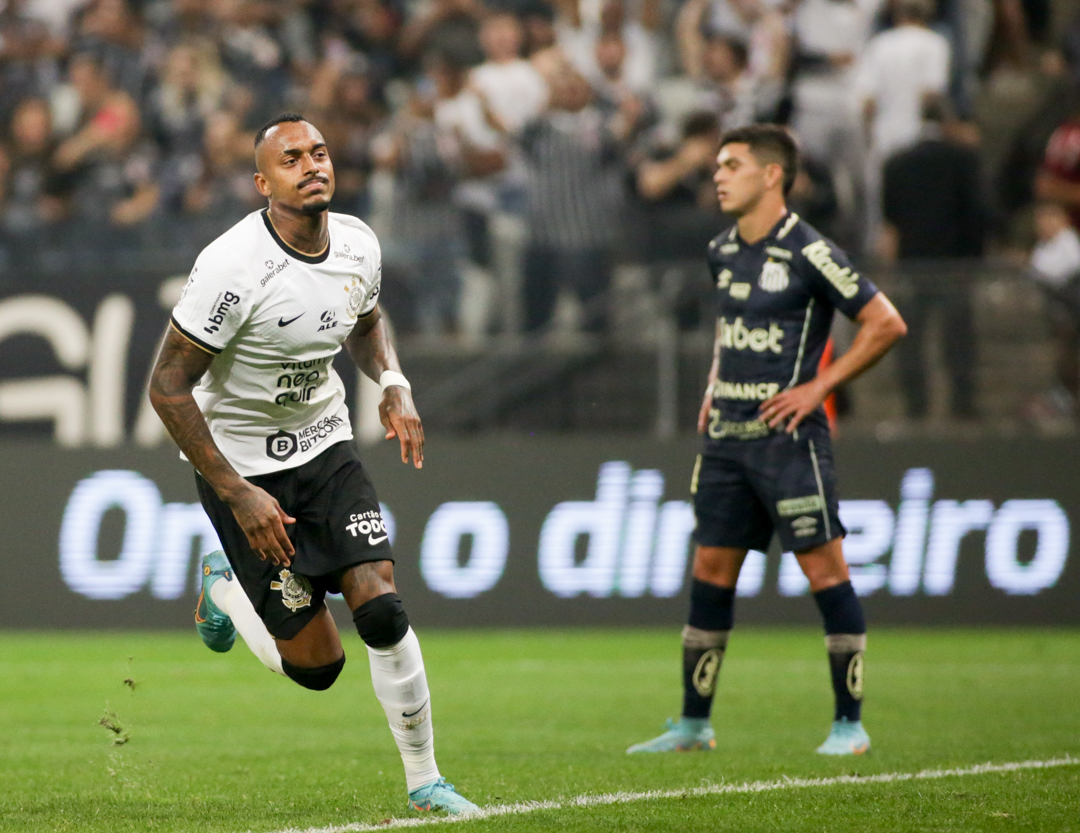 Raul Gustavo comemora gol do Corinthians diante do Santos