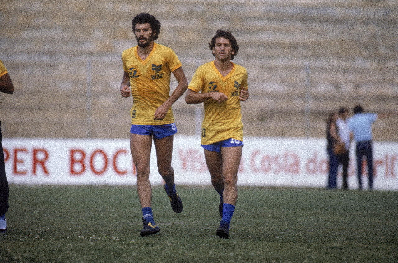 Sócrates e Zico durante treino da seleção em Sevilha