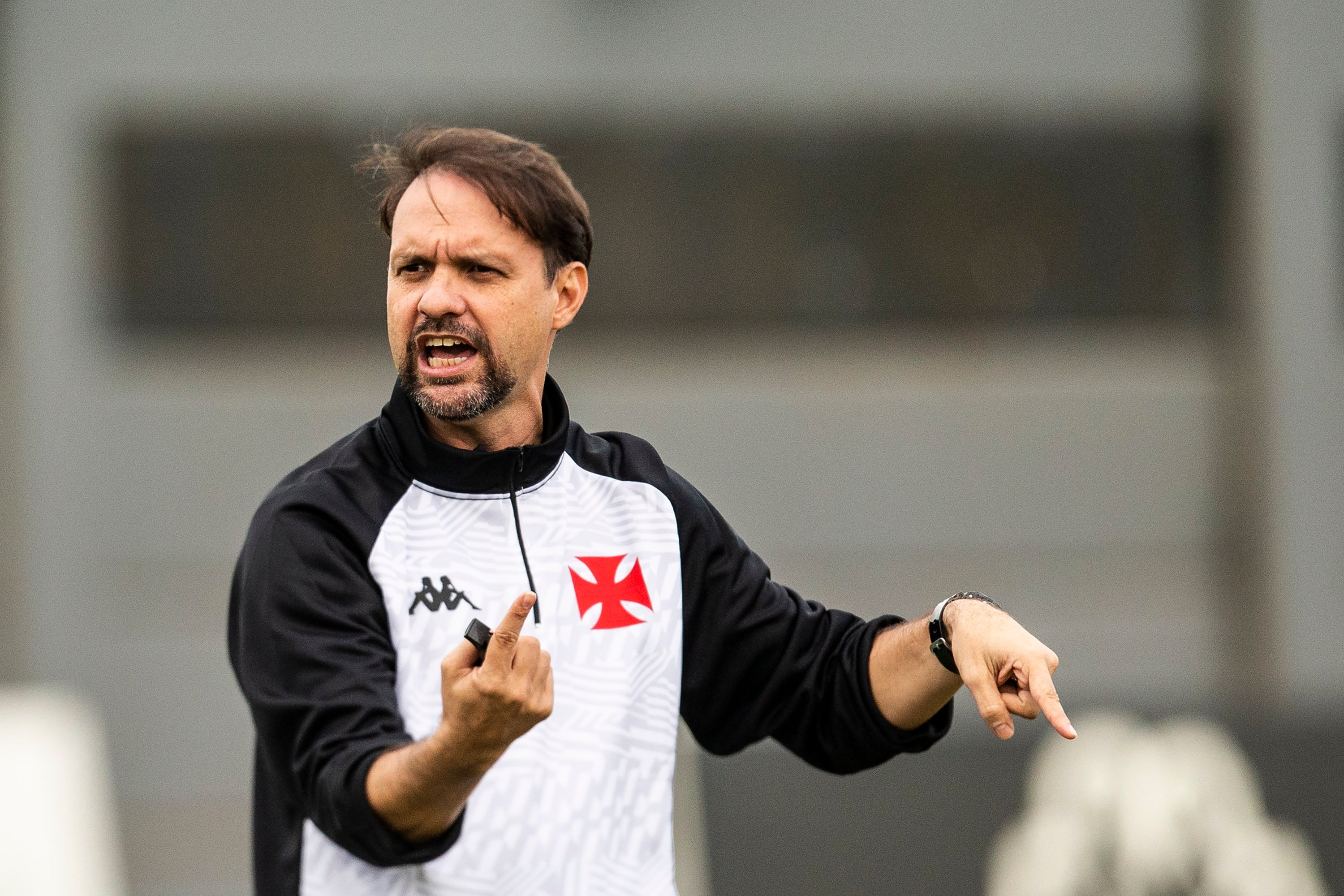 Vasco anuncia a demissão do técnico Maurício Souza