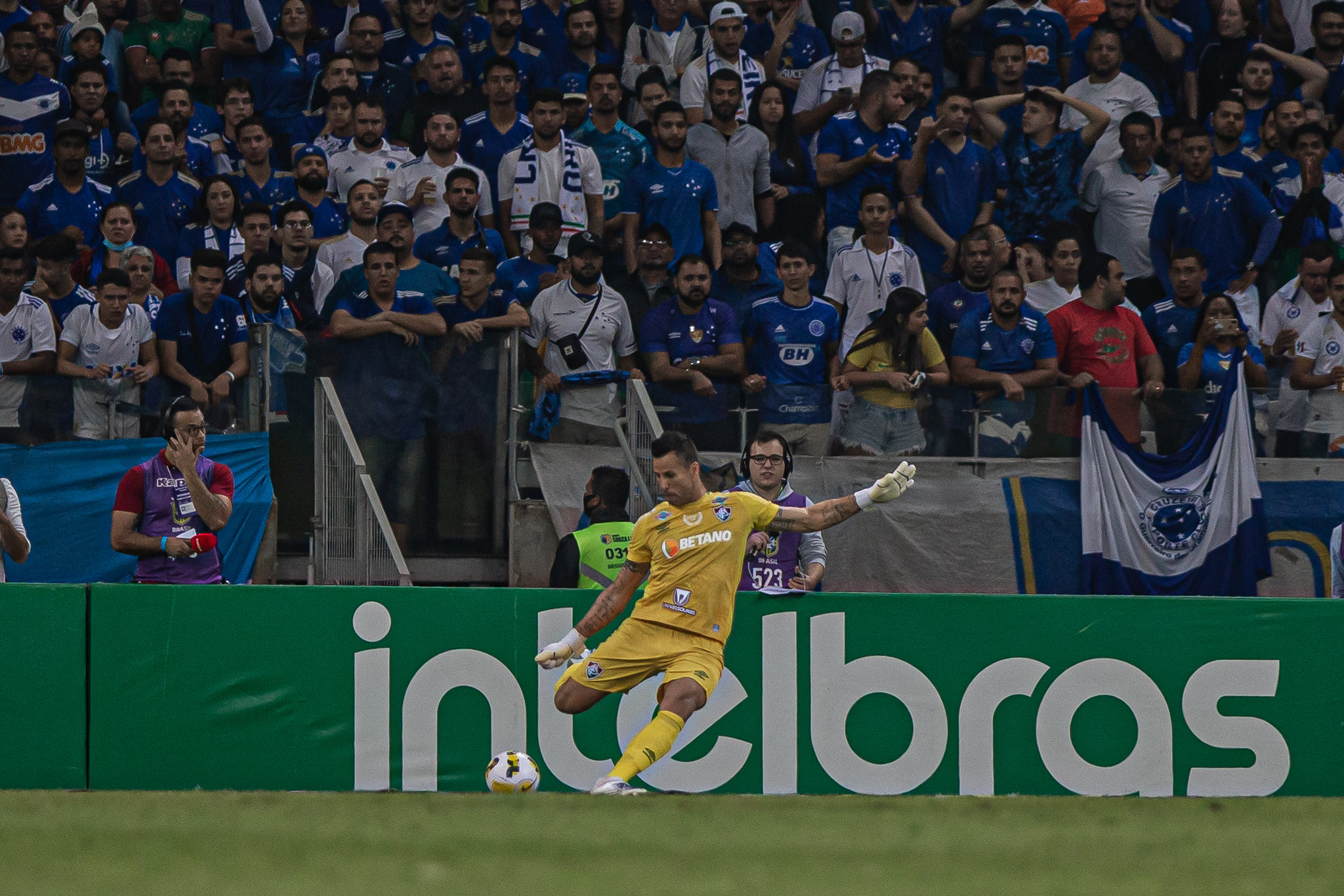 Aplausos, vaias e triunfo: o reencontro do ídolo Fábio com o Cruzeiro