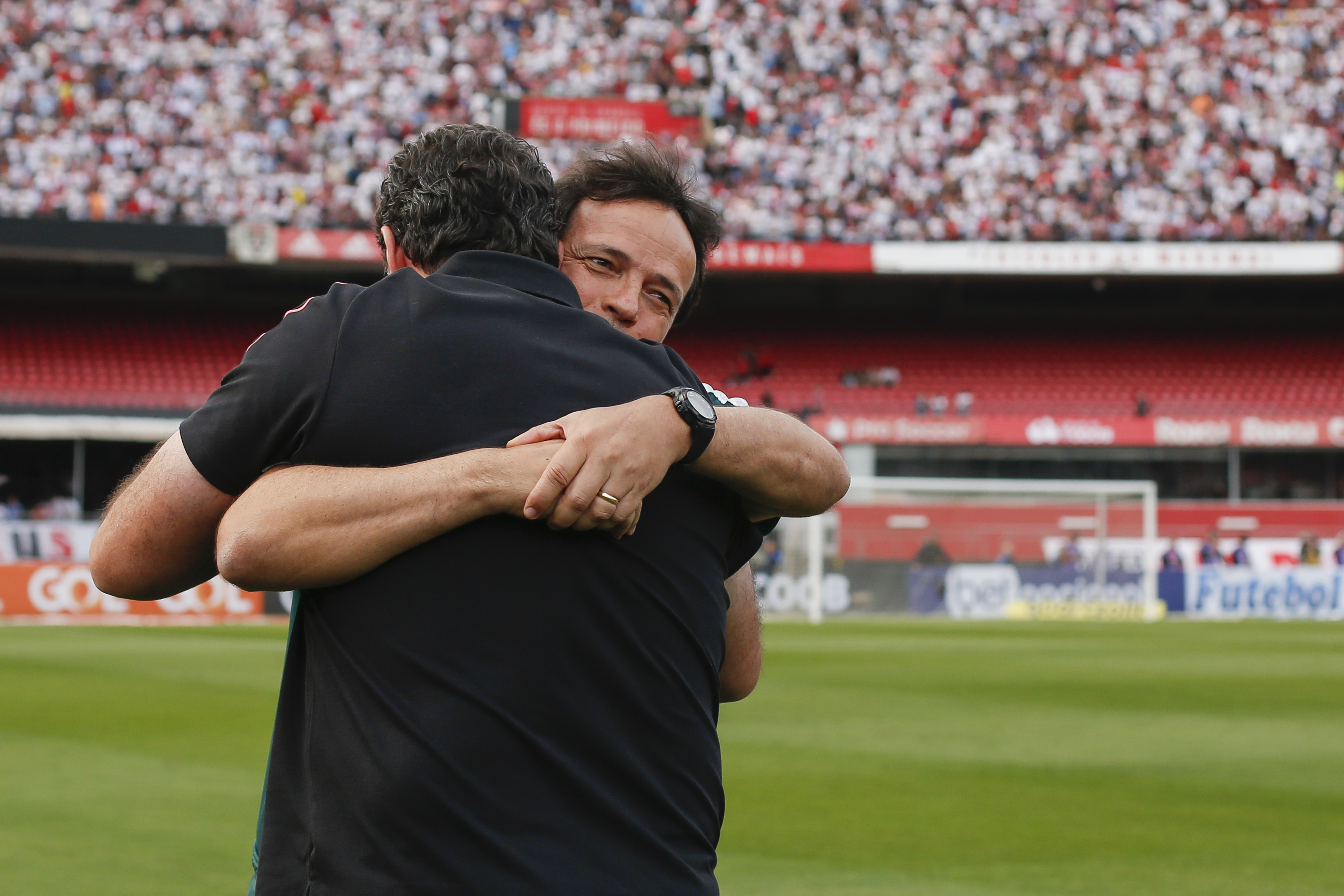 Rogério Ceni e Fernando Diniz se abraçam no Morumbi