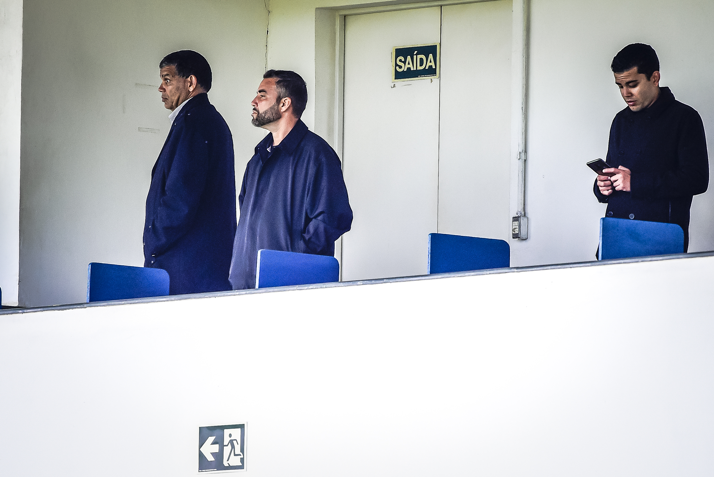 O presidente Roberto Santos (à esq.): gritos no intervalo e nada de entrevista