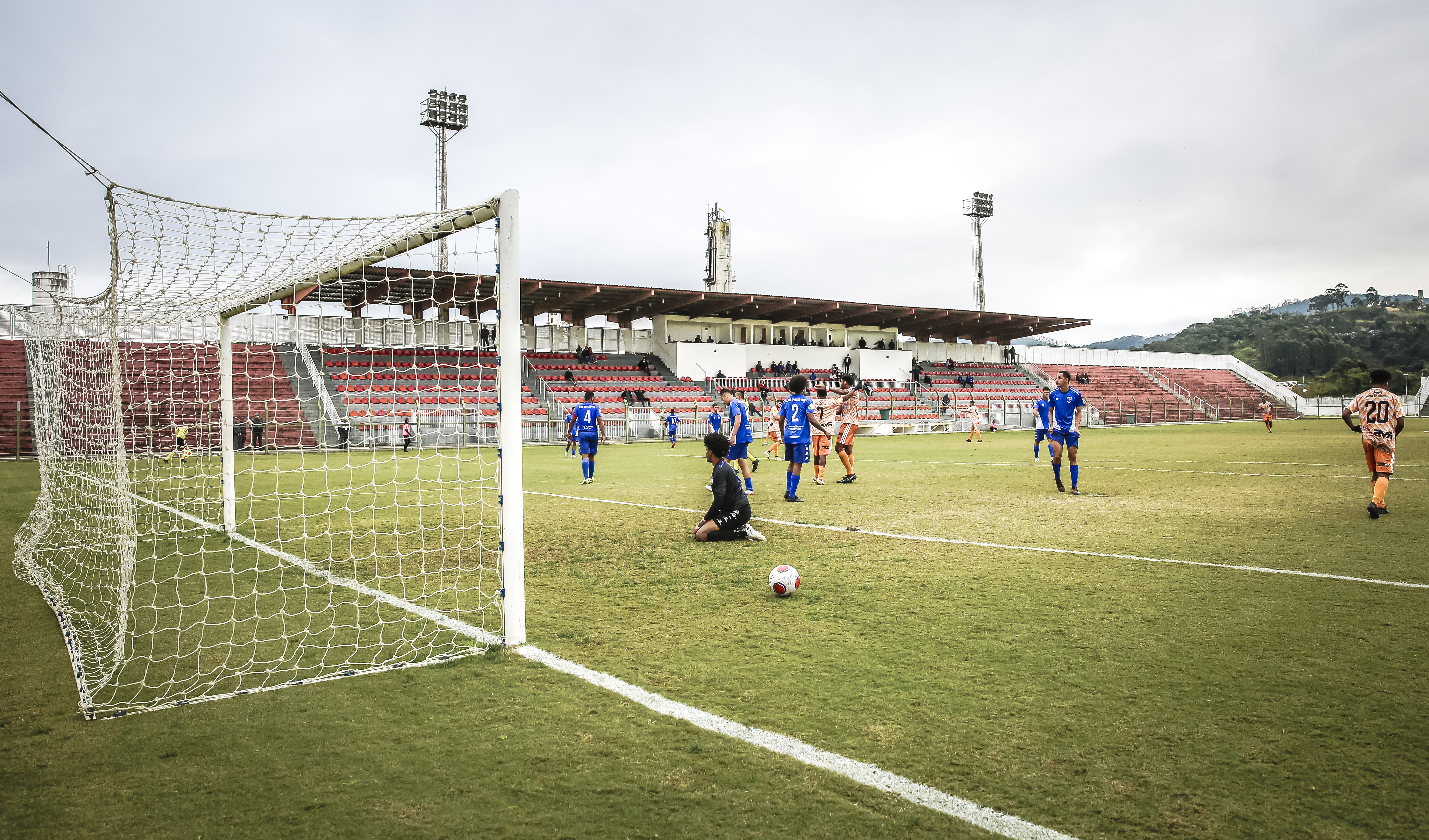 A bola na rede, de novo:naquela tarde, oAtlético Mogi entroupara a história por batero recorde do Íbis dejogos sem vencer
