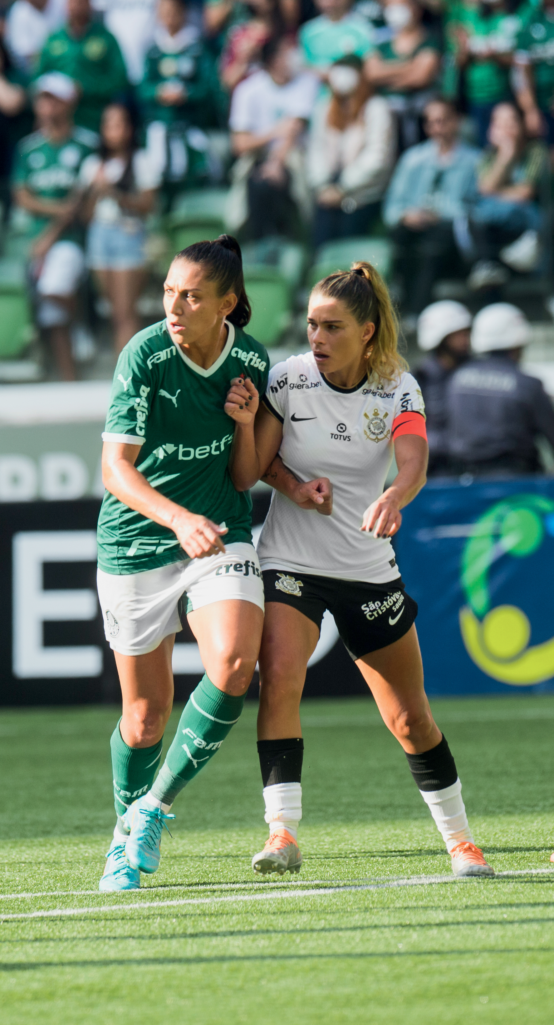 A artilheira alviverde Bia Zaneratto e a multicampeã alvinegra Tamires: alto nível em campo -