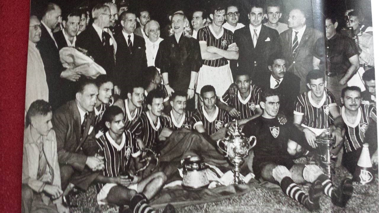 NETFLU on X: Zagueiro campeão mundial de 1952 faz visita à Sala de Troféus  do Fluminense:   / X