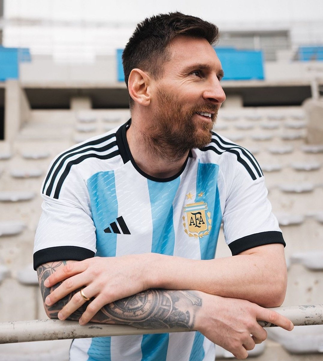 Lionel Messi com a camisa da Argentina para a Copa de 2022