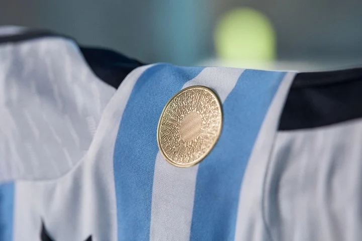 Detalhe do Sol de Mayo na camisa da Argentina