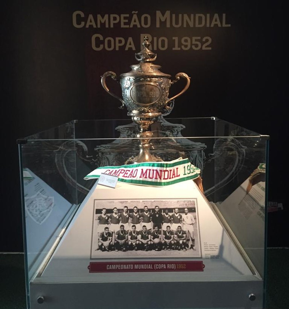 Taça na sala de troféus das Laranjeiras
