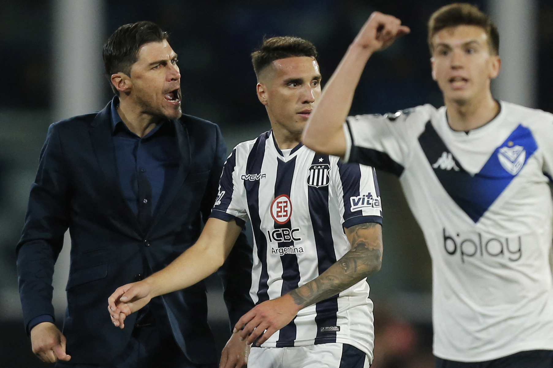 Cacique Medina foi expulso diante do Talleres e não estará no banco diante do Flameng