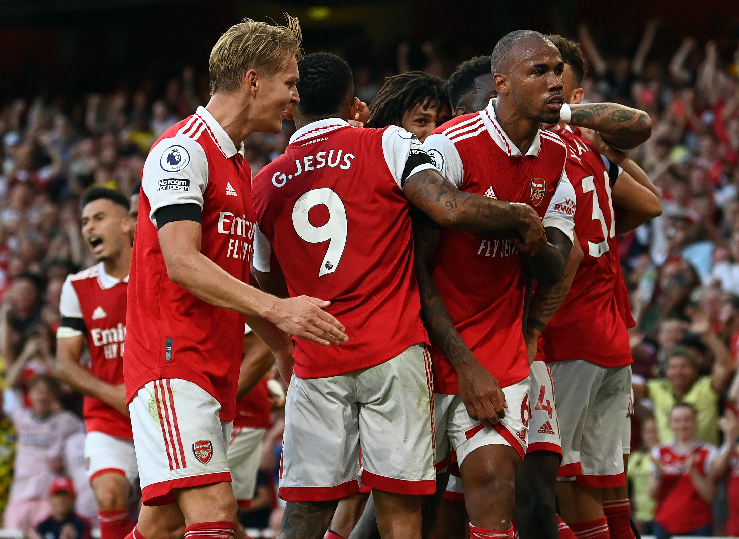 Garotos do Arsenal tomaram protagonismo e animam torcida que lembra de 2003/04 -