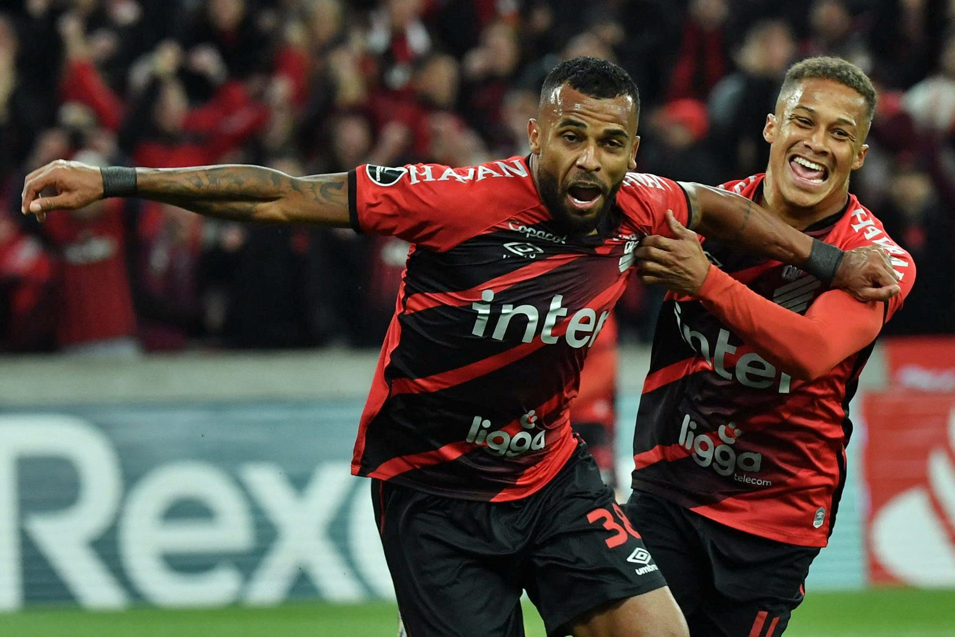 Alex Santana comemora gol contra o Palmeiras -