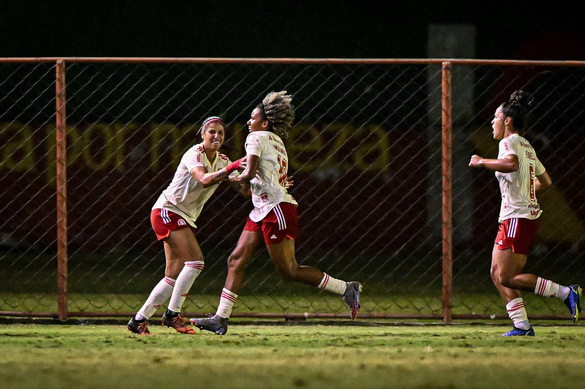 Jogadoras comemoram gol de Maii Maii na partida de ida das quartas
