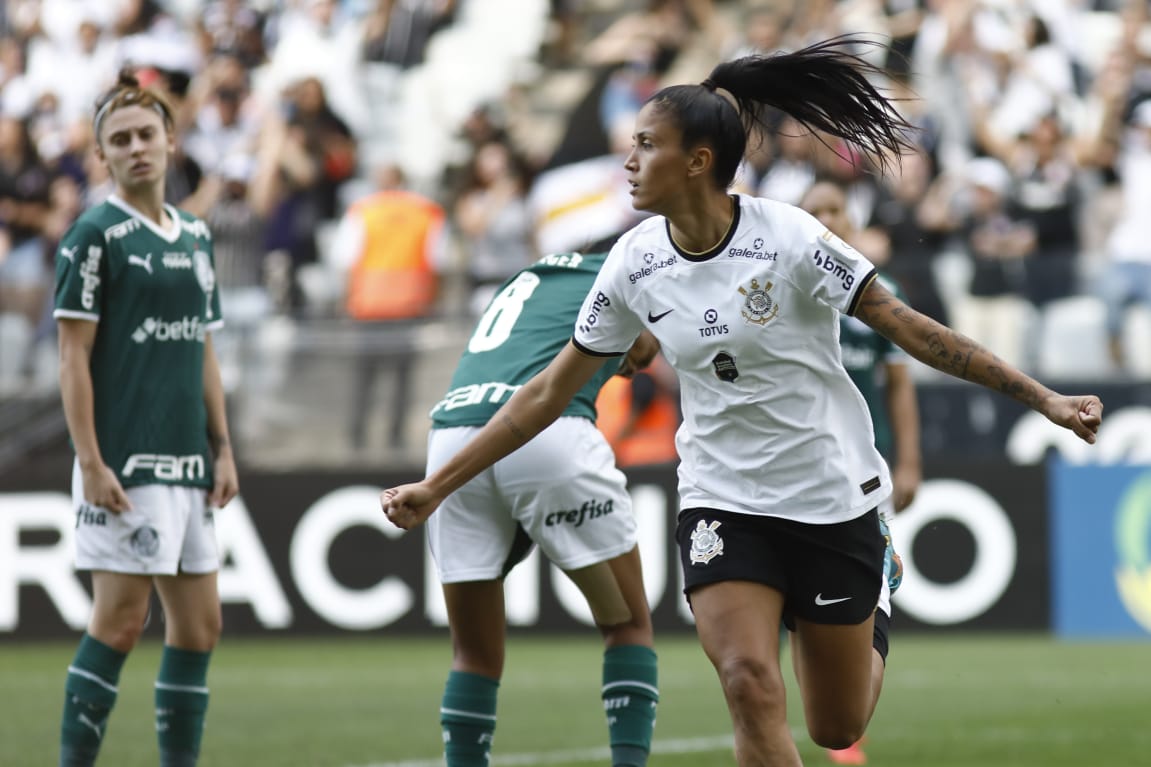 Corinthians vence o Palmeiras e larga na frente em semifinal do Brasileiro