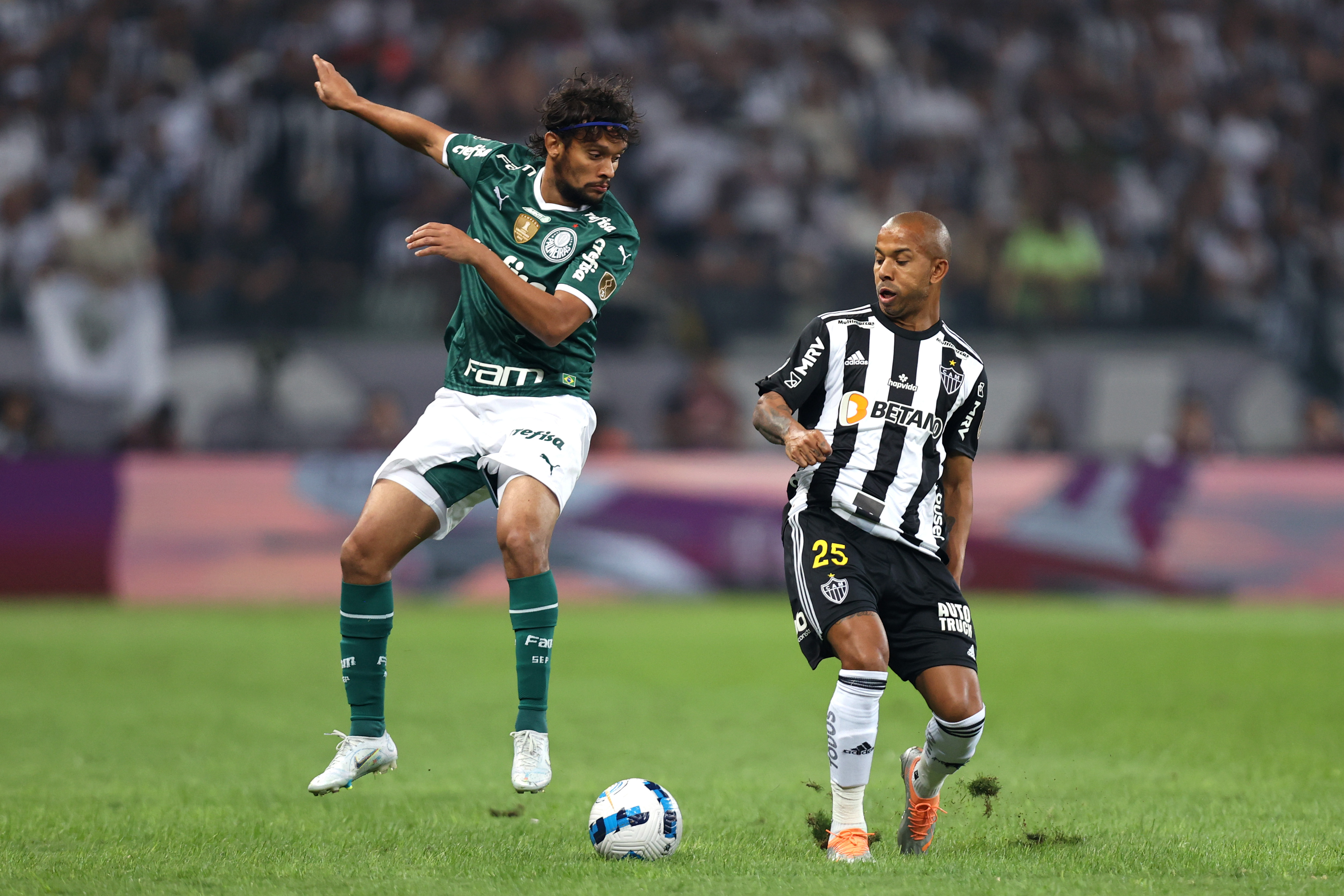 Mariano, do Atlético-MG, divide com Gustavo Scarpa, do Palmeiras, no Mineirão