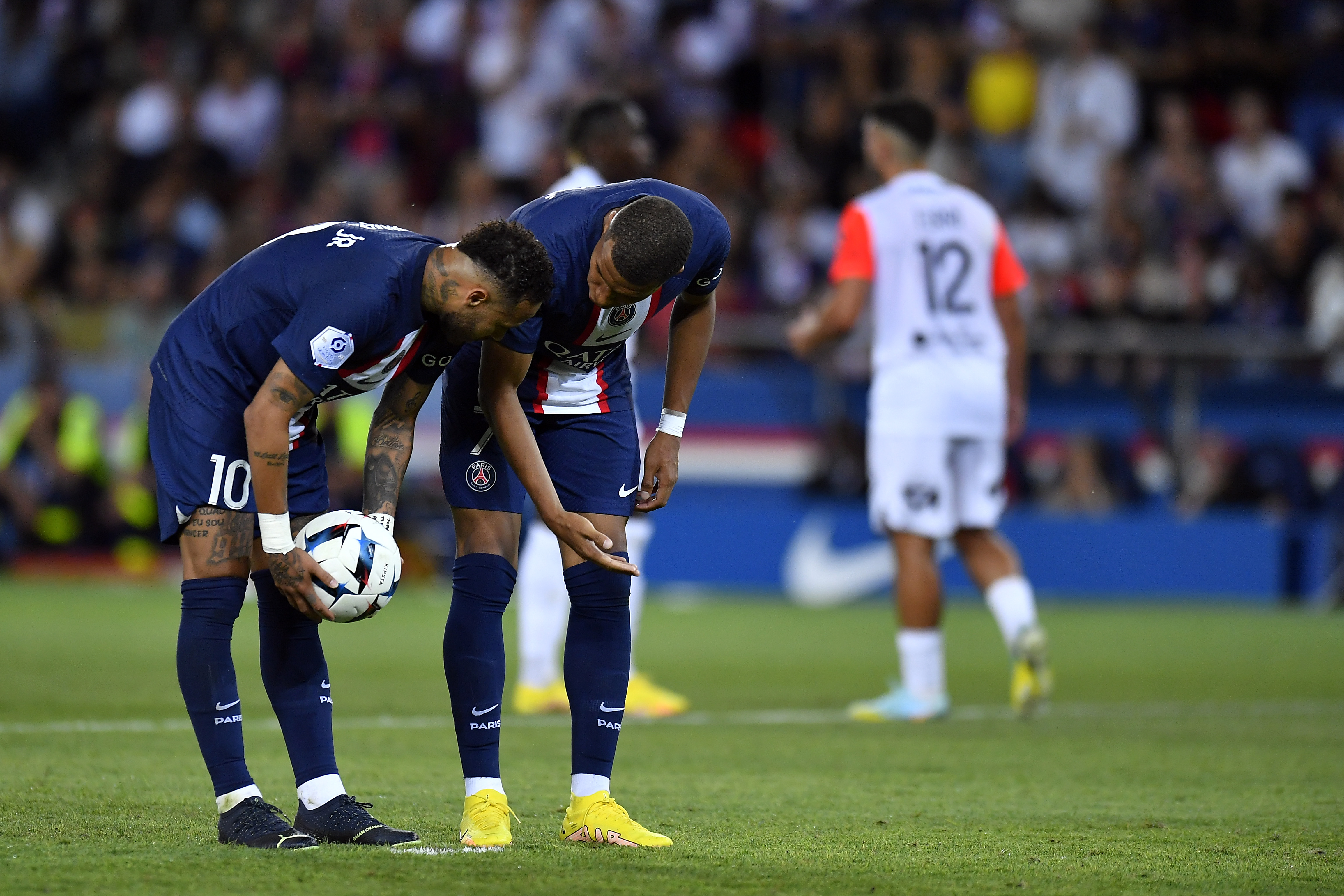 Pênalti, chilique e curtidas: a tensão entre Mbappé e Neymar no PSG