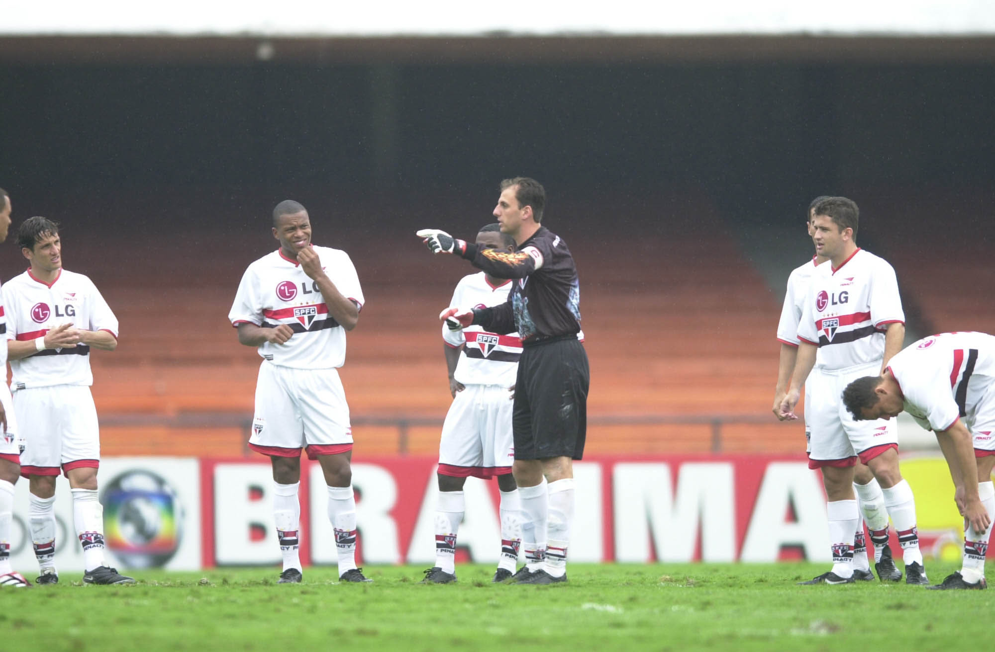 Rogério Ceni, conversando com os jogadores do São Paulo, contra o Grêmio, Campeonato Brasileiro, Morumbi -