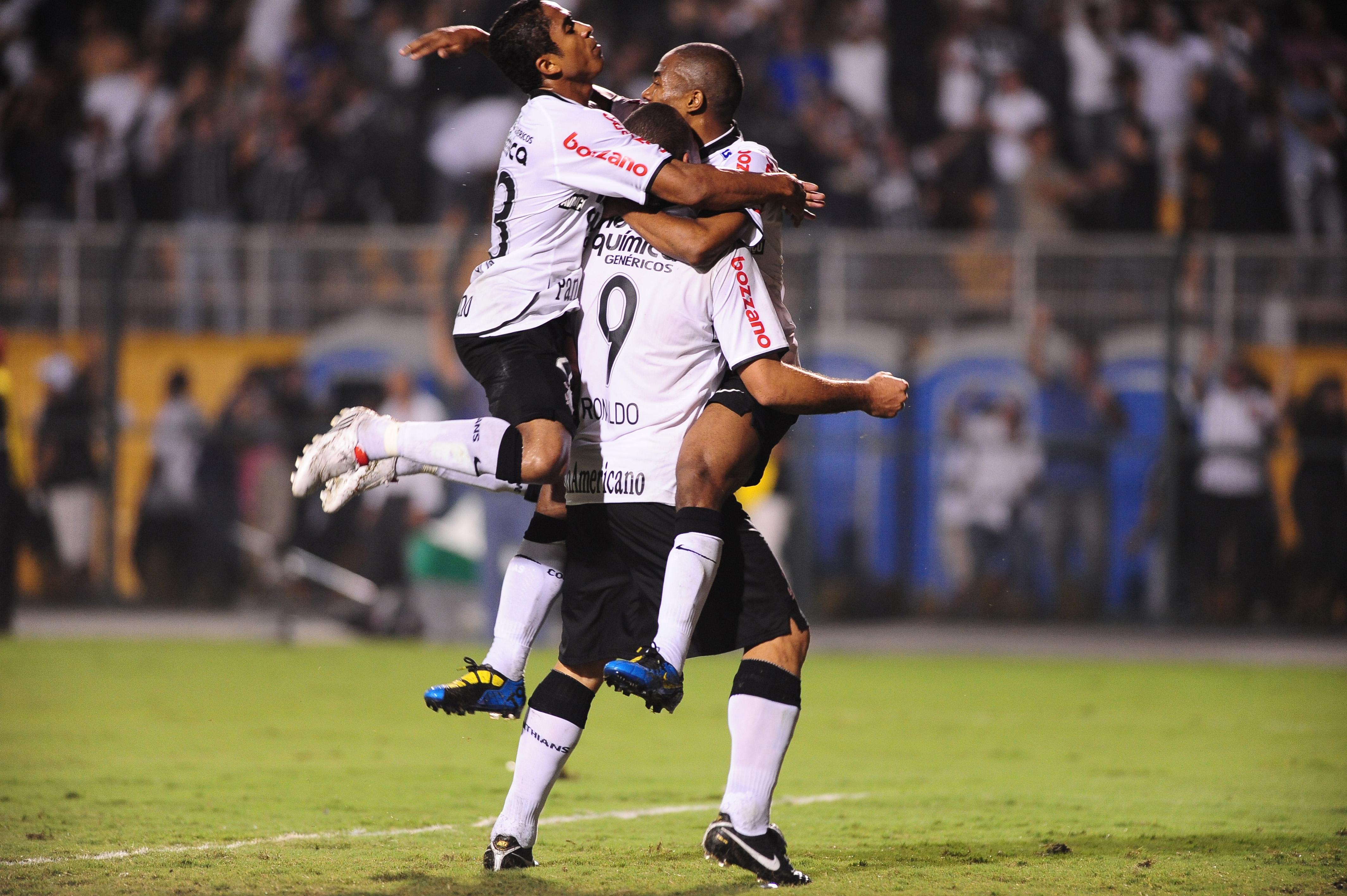 Jorge Henrique e Elias abraçam Ronaldo após gol do camisa 9 diante do Flamengo na Libertadores de 2010