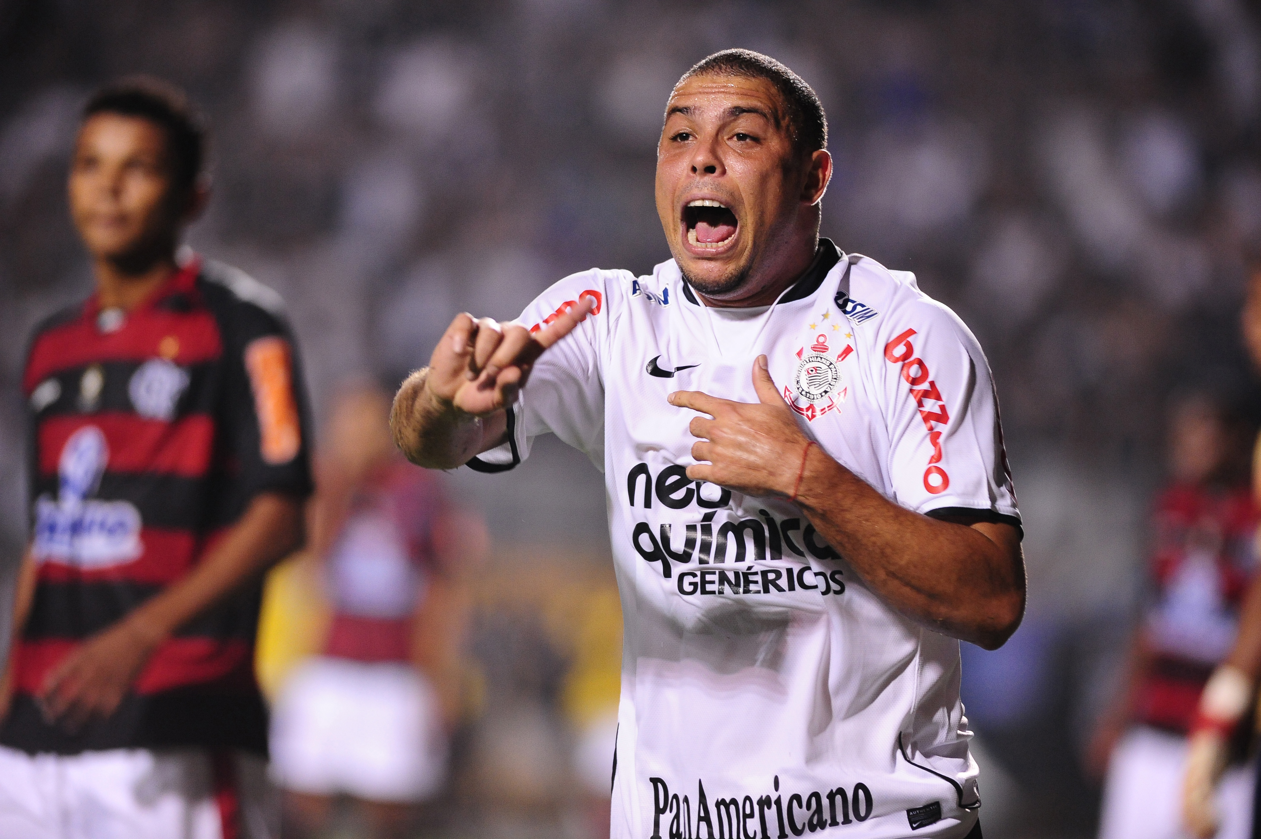 Ronaldo, do Corinthians, em ação diante do Flamengo, nas oitavas da Libertadores de 2010