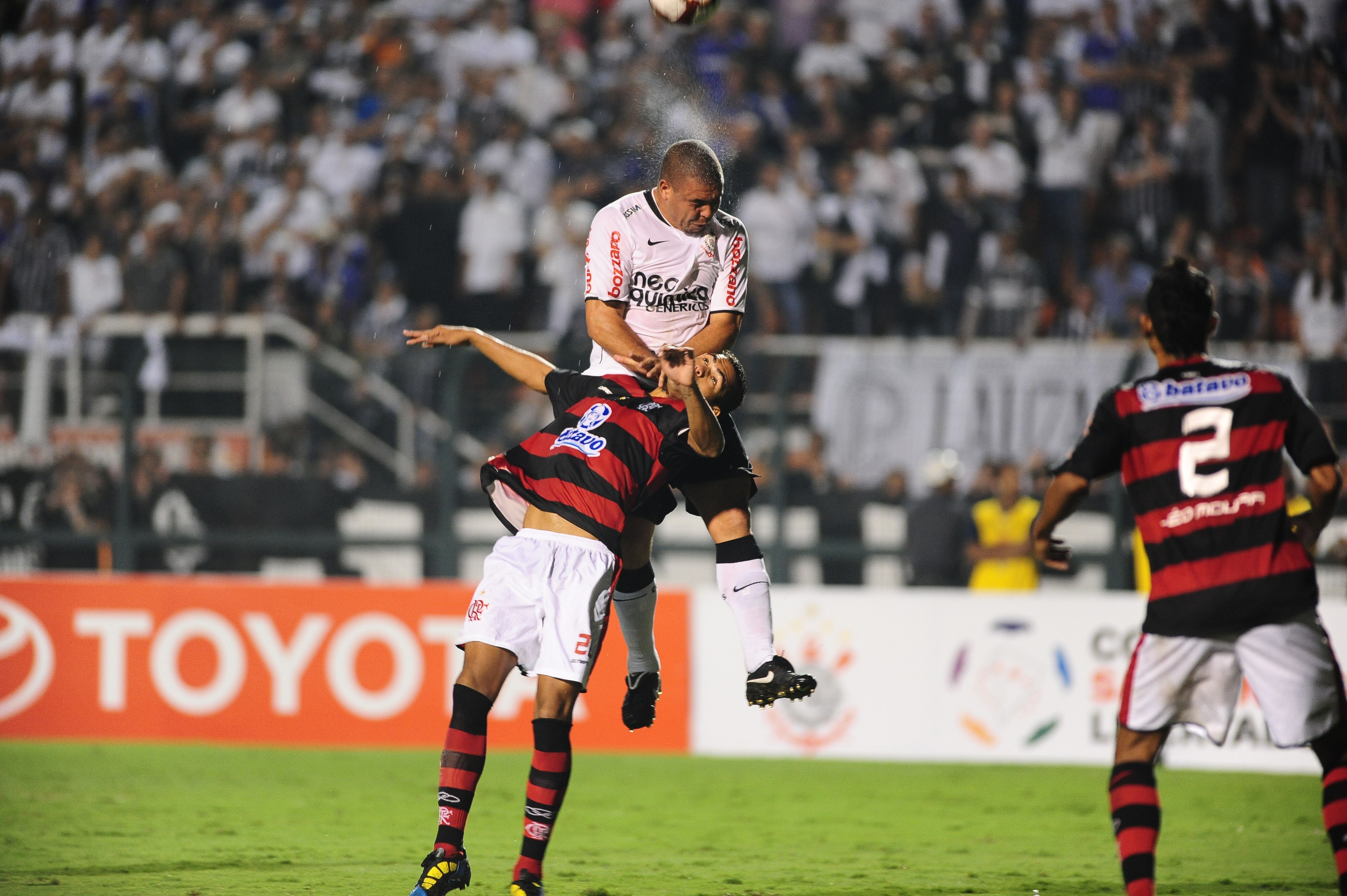 Ronaldo, do Corinthians, em ação diante do Flamengo, nas oitavas da Libertadores de 2010