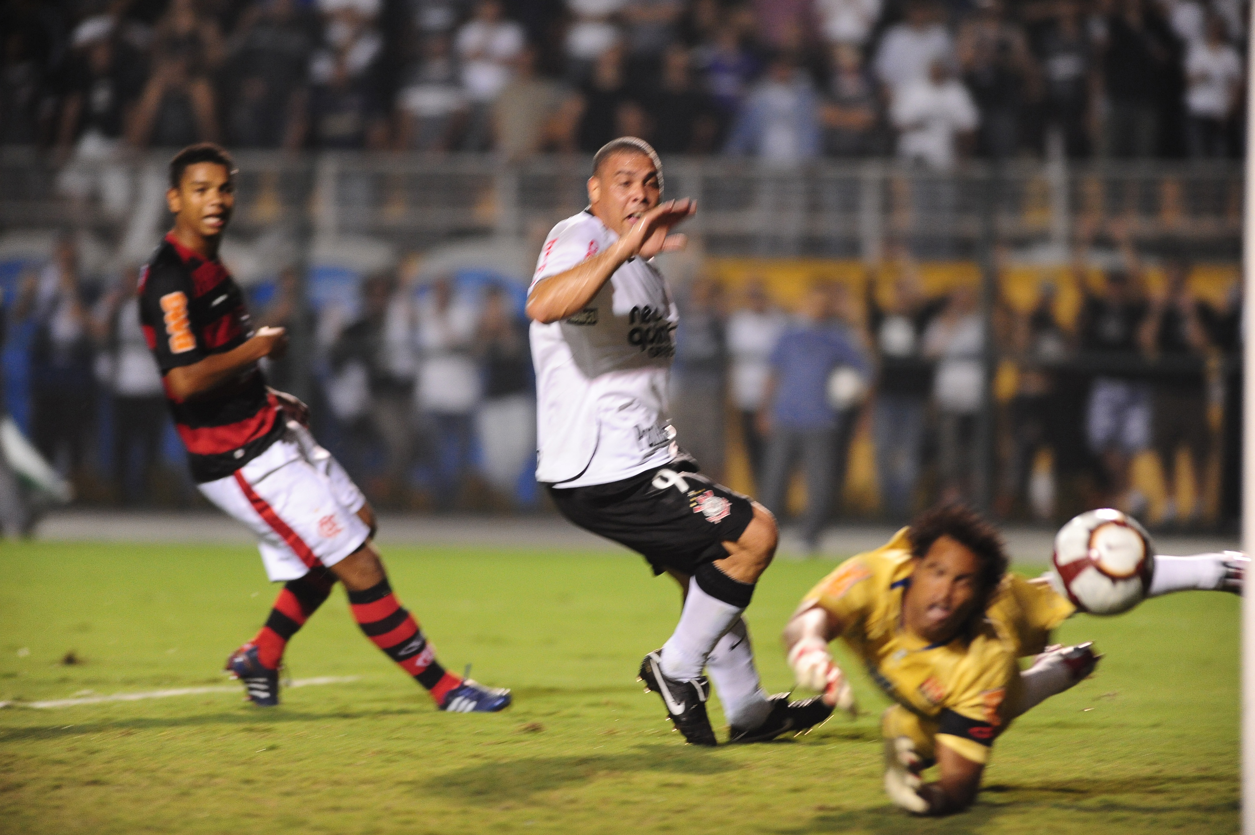 Ronaldo, do Corinthians, em lance do primeiro gol do Corinthians diante do Flamengo