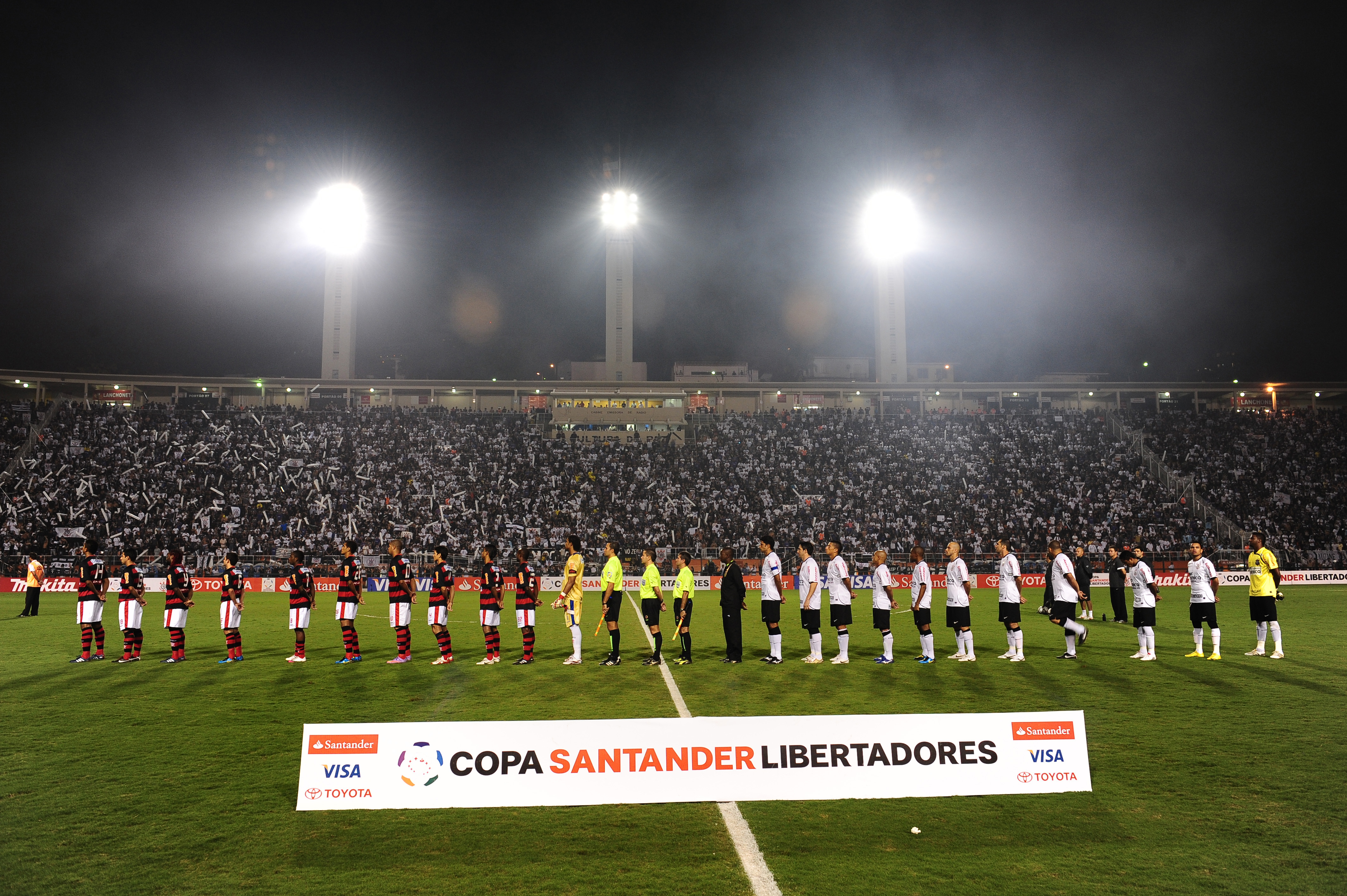 Times de Flamengo e Corinthians perfilados na hora do hino nacional antes do segundo jogo das oitavas de final entre Corinthians 2 x 1 Flamengo, pela Copa Libertadores da América 2010, no estádio do Pacaembu