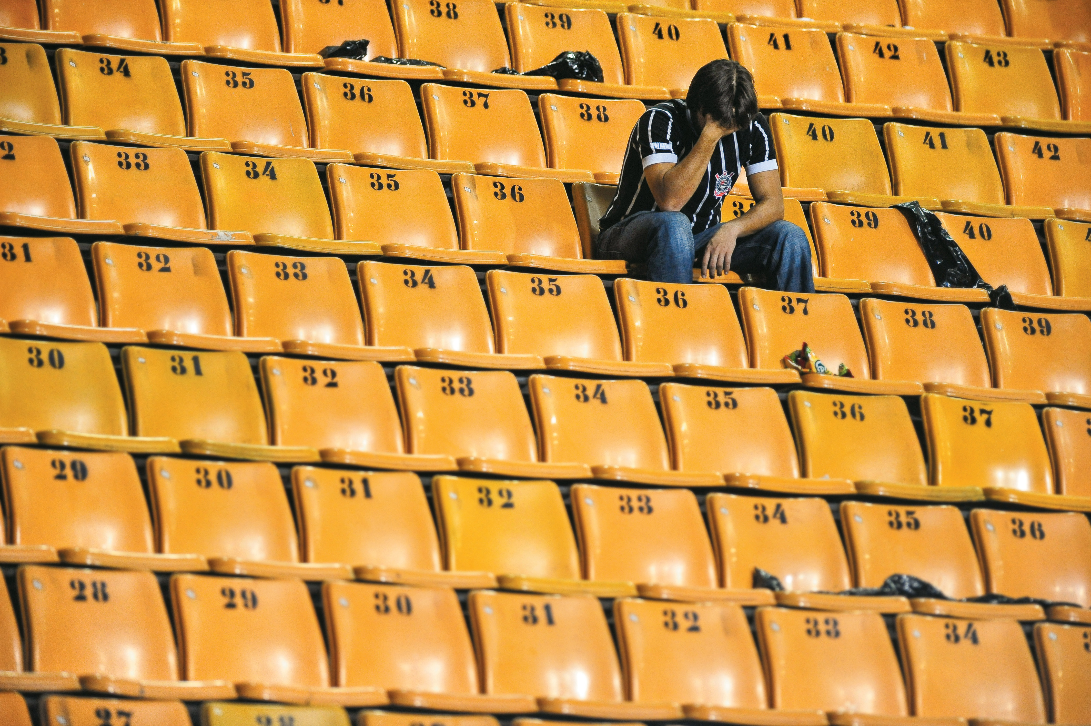 Torcedor do Corinthians chora a eliminação diante do Flamengo na Libertadores de 2010