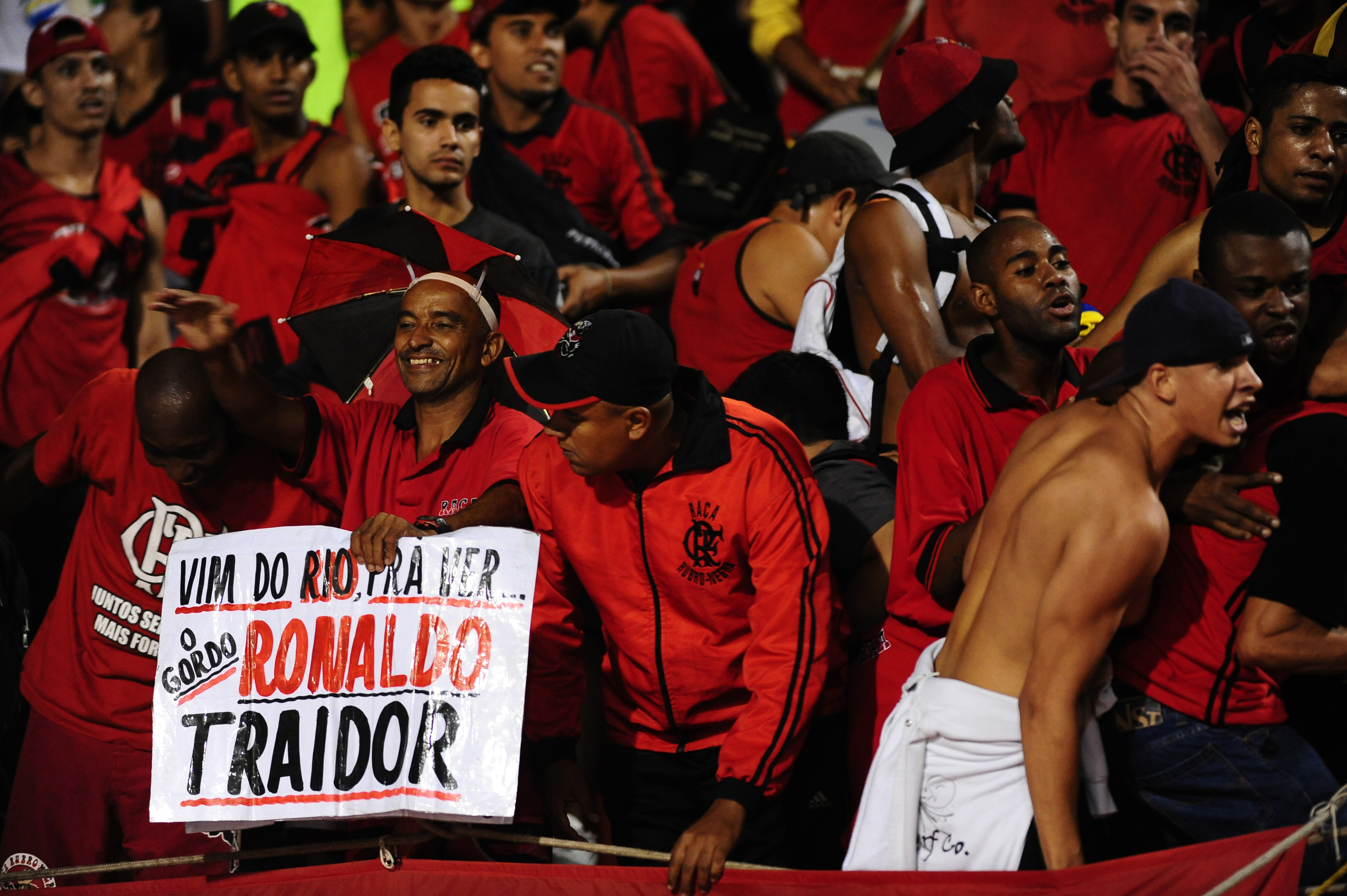 Torcedores comemorando a classificação do Flamengo e criticando o jogador Ronaldo, durante do segundo jogo das oitavas de final entre Corinthians 2 x 1 Flamengo, partida válida pela Copa Libertadores da América 2010, no estádio do Pacaembu.
