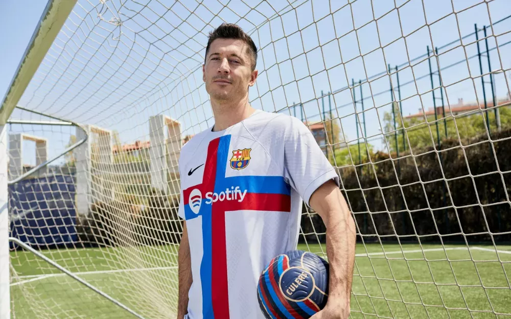 Lewandowski com a nova camisa do Barça -