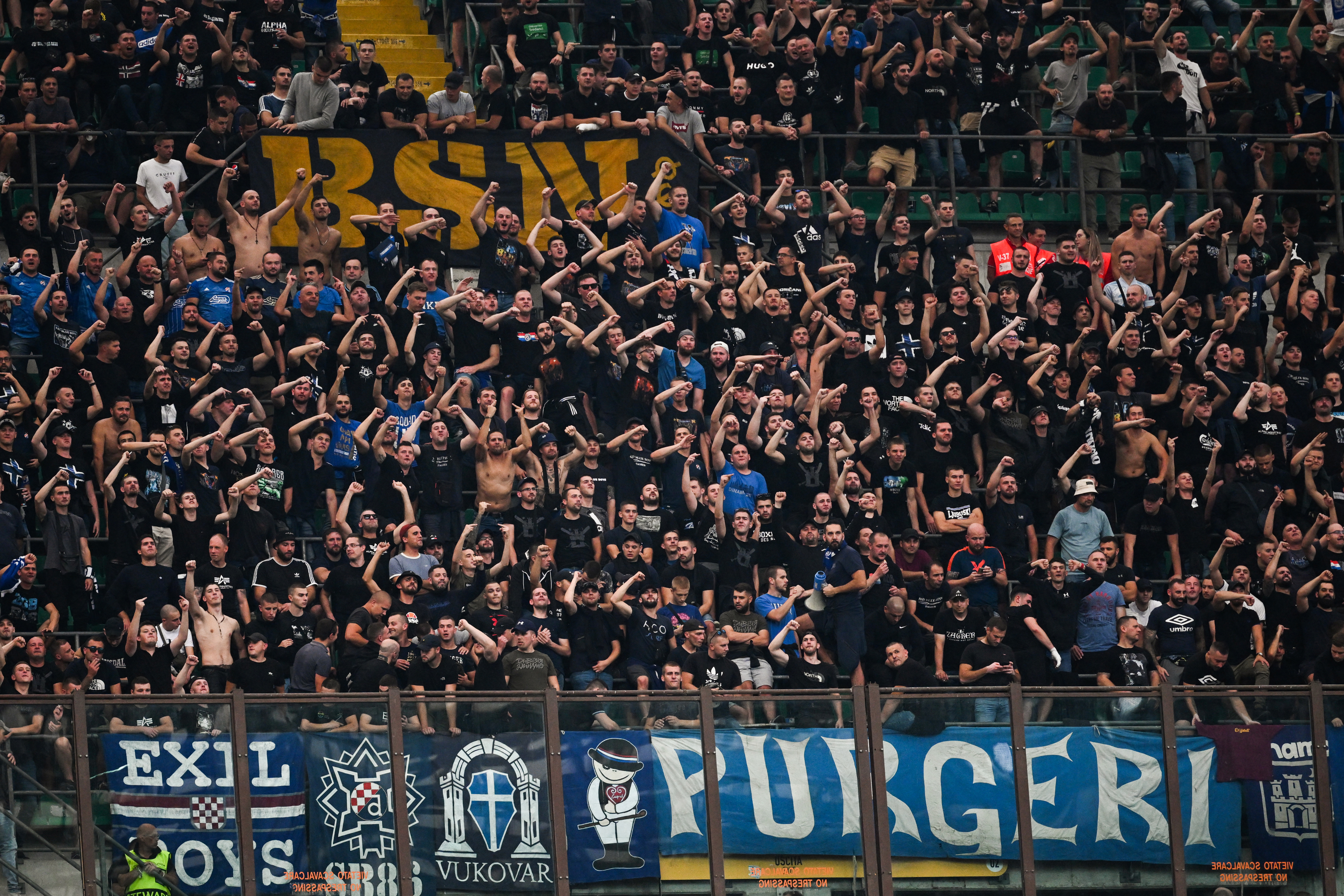 Torcedores do Dínamo Zagreb no San Siro, em Milão
