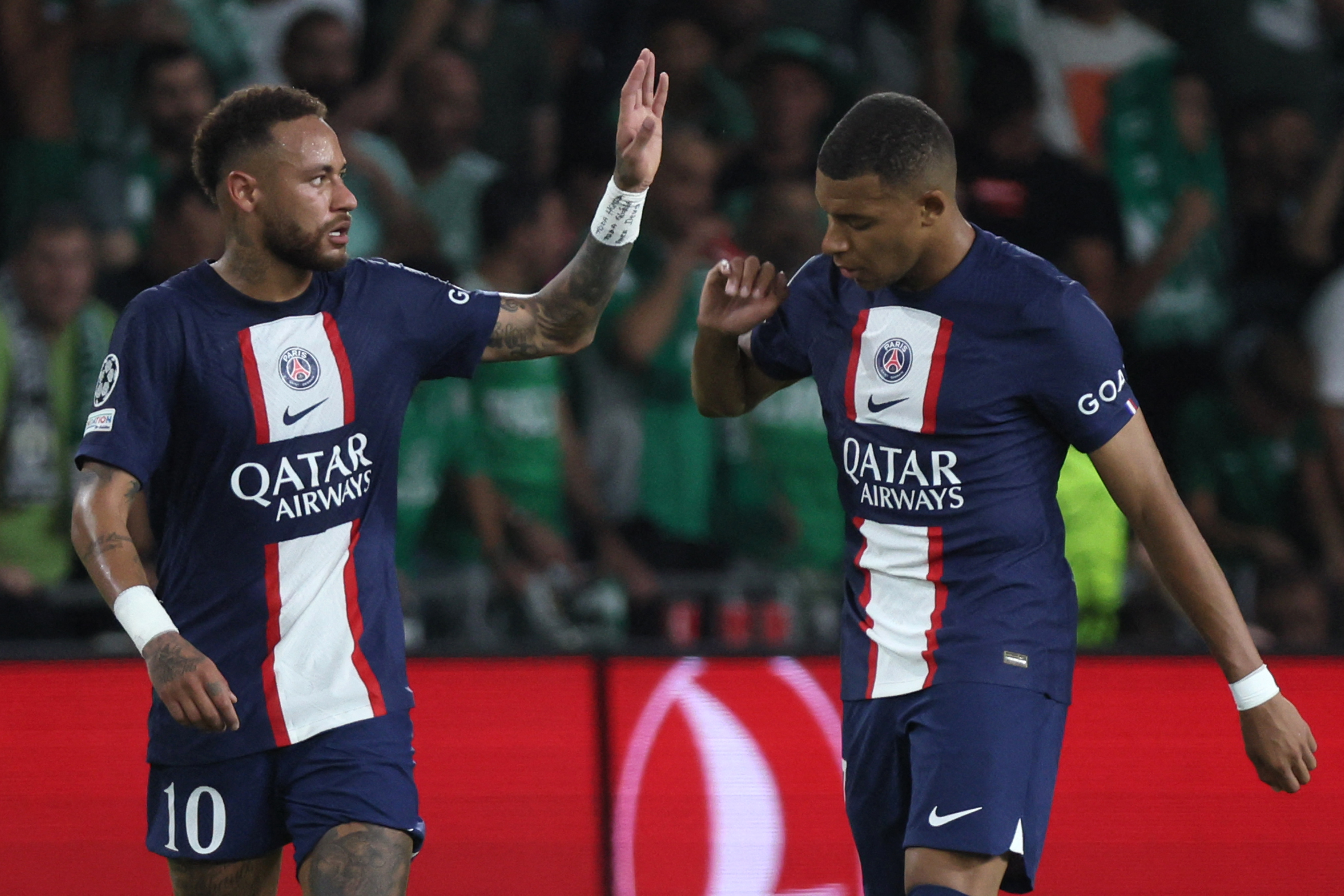 Jornal francês cita relação fria entre Neymar e Mbappé: ‘Fora de sintonia’