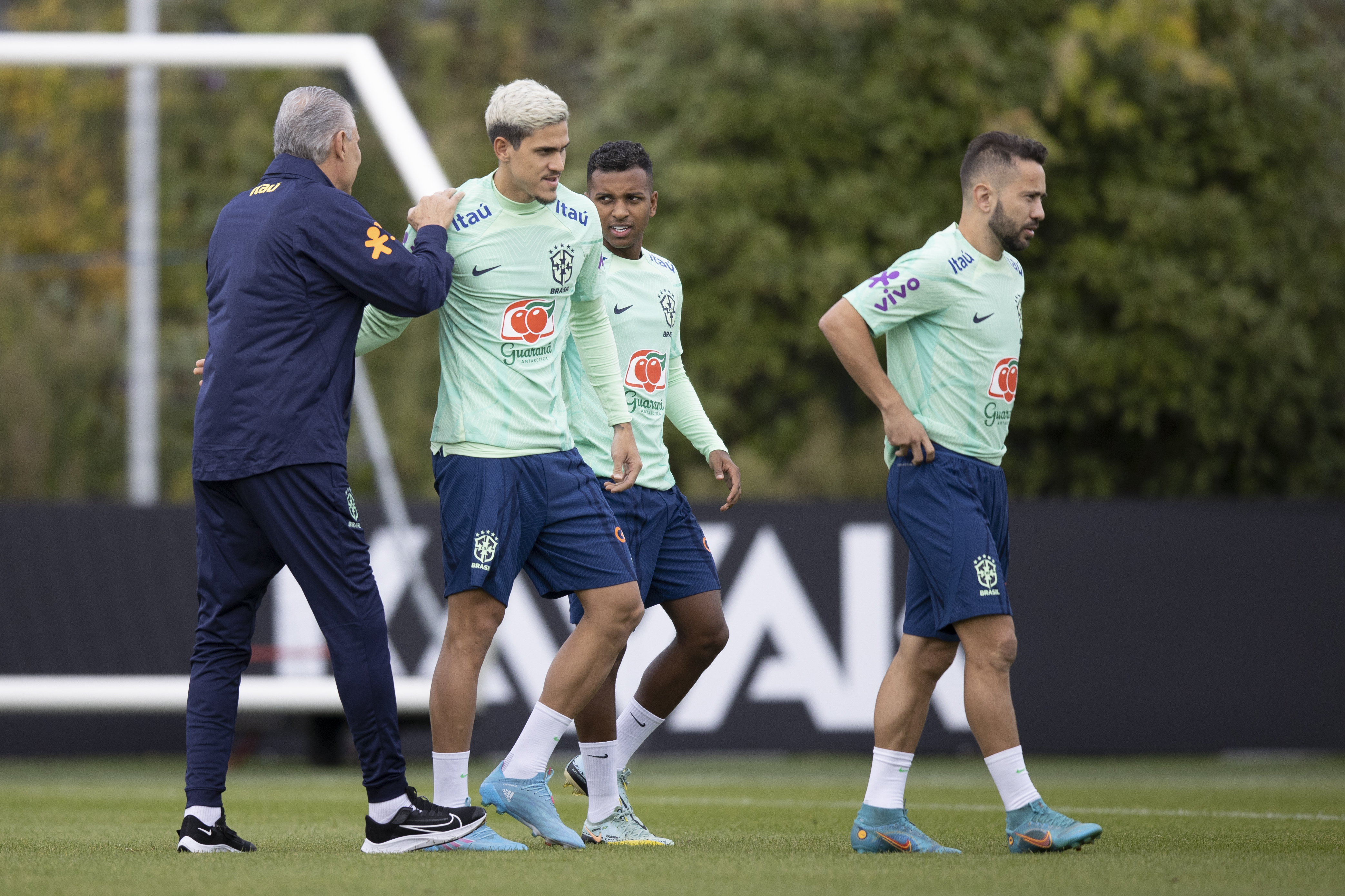 Pedro e Tite durante os treinos em Le Havre