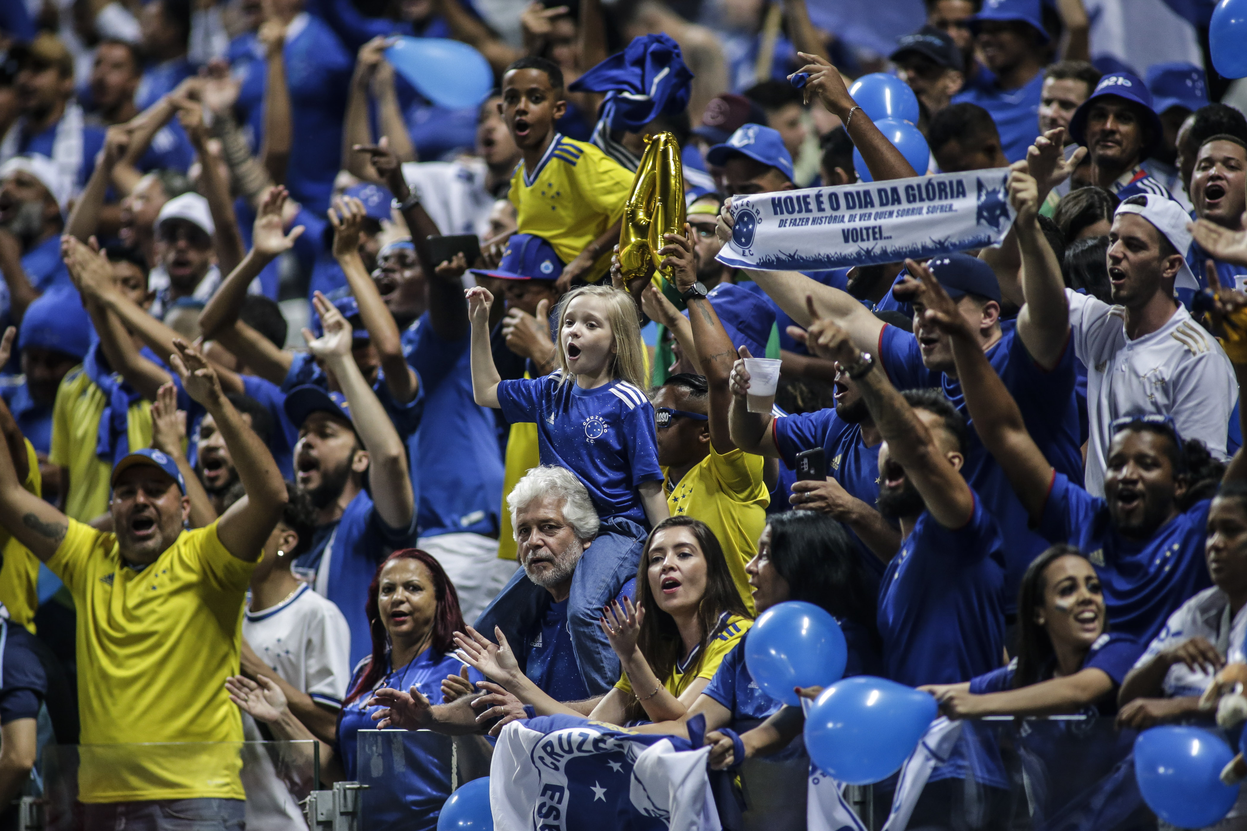 Dia da Glória: torcida do Cruzeiro dá show e vira protagonista do acesso