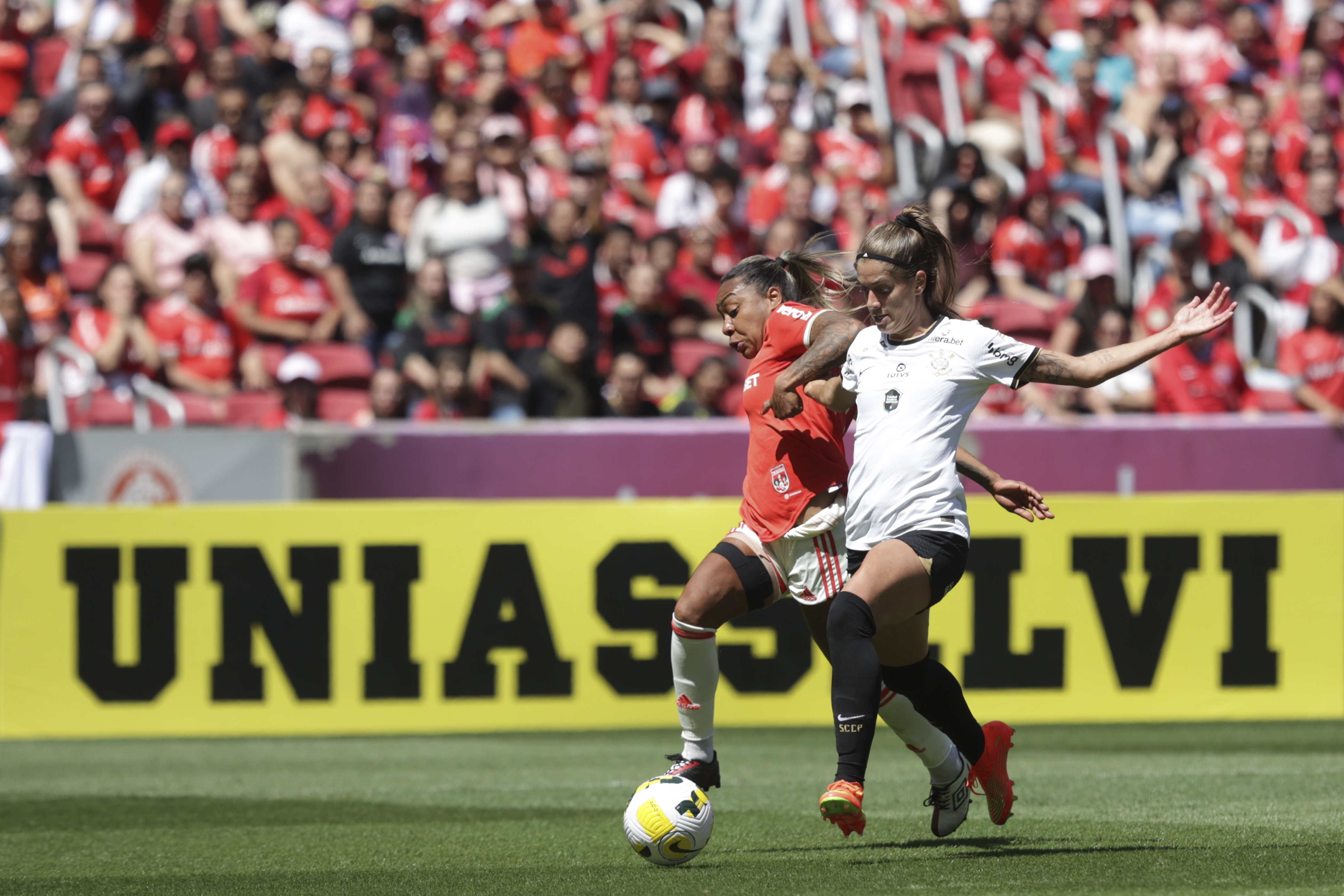 Pelo Brasileirão Feminino, Internacional e Corinthians reeditam final