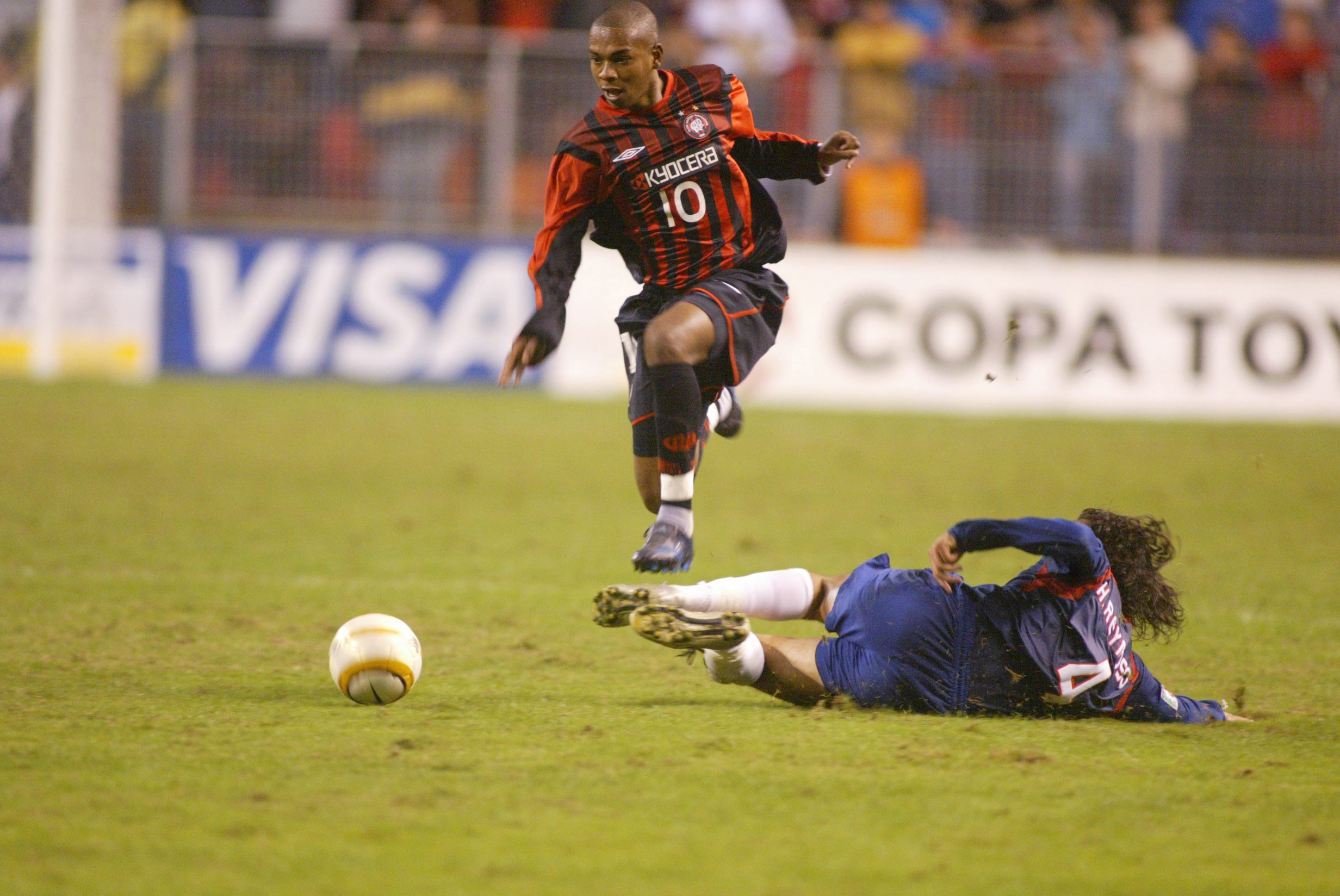 Fernandinho durante jogo contra o Chivas Guadalajara do México, pela Copa Libertadores da América 2005, no estádio Arena da Baixada -