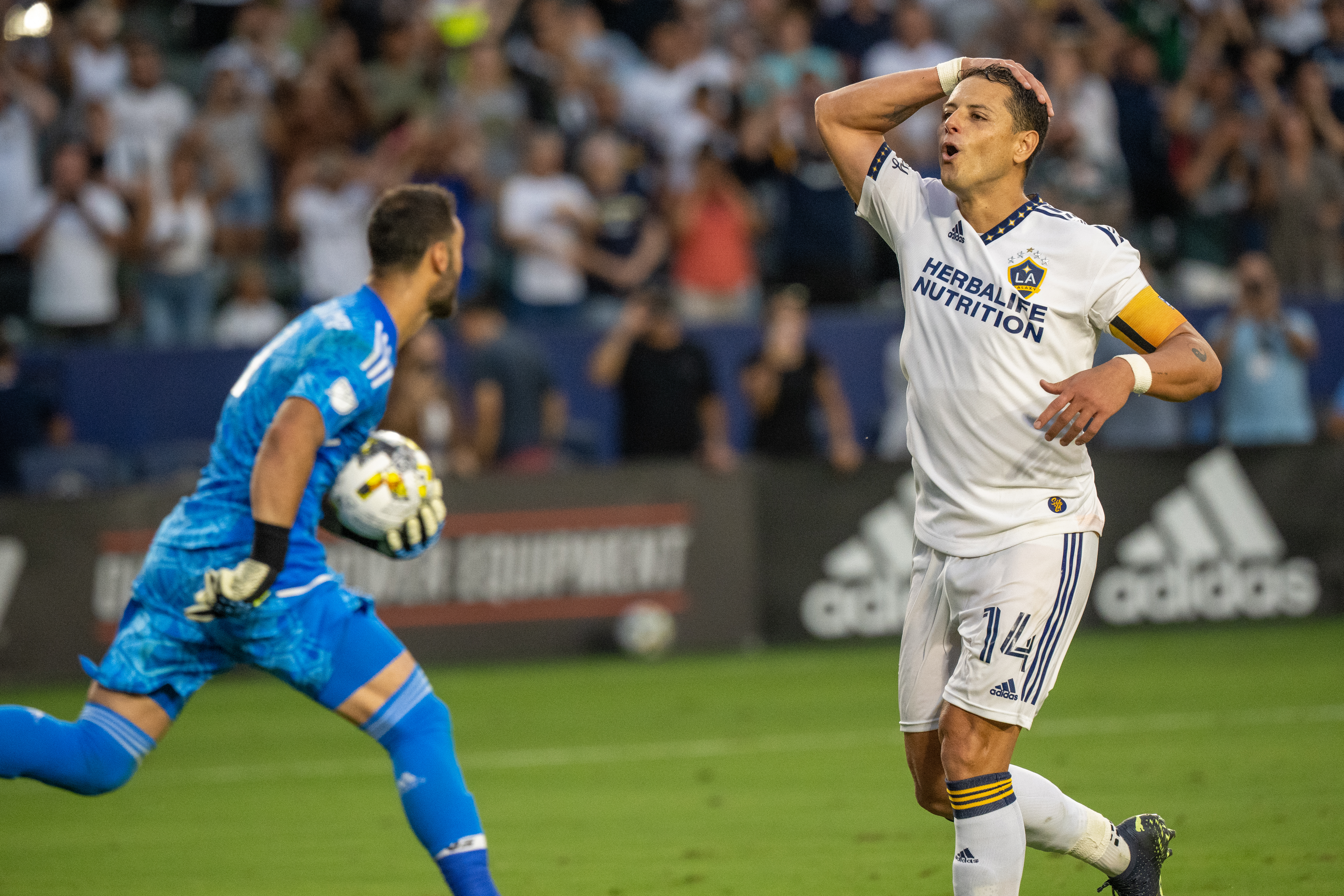 À la Pato: Chicharito erra pênalti de cavadinha nos acréscimos na MLS