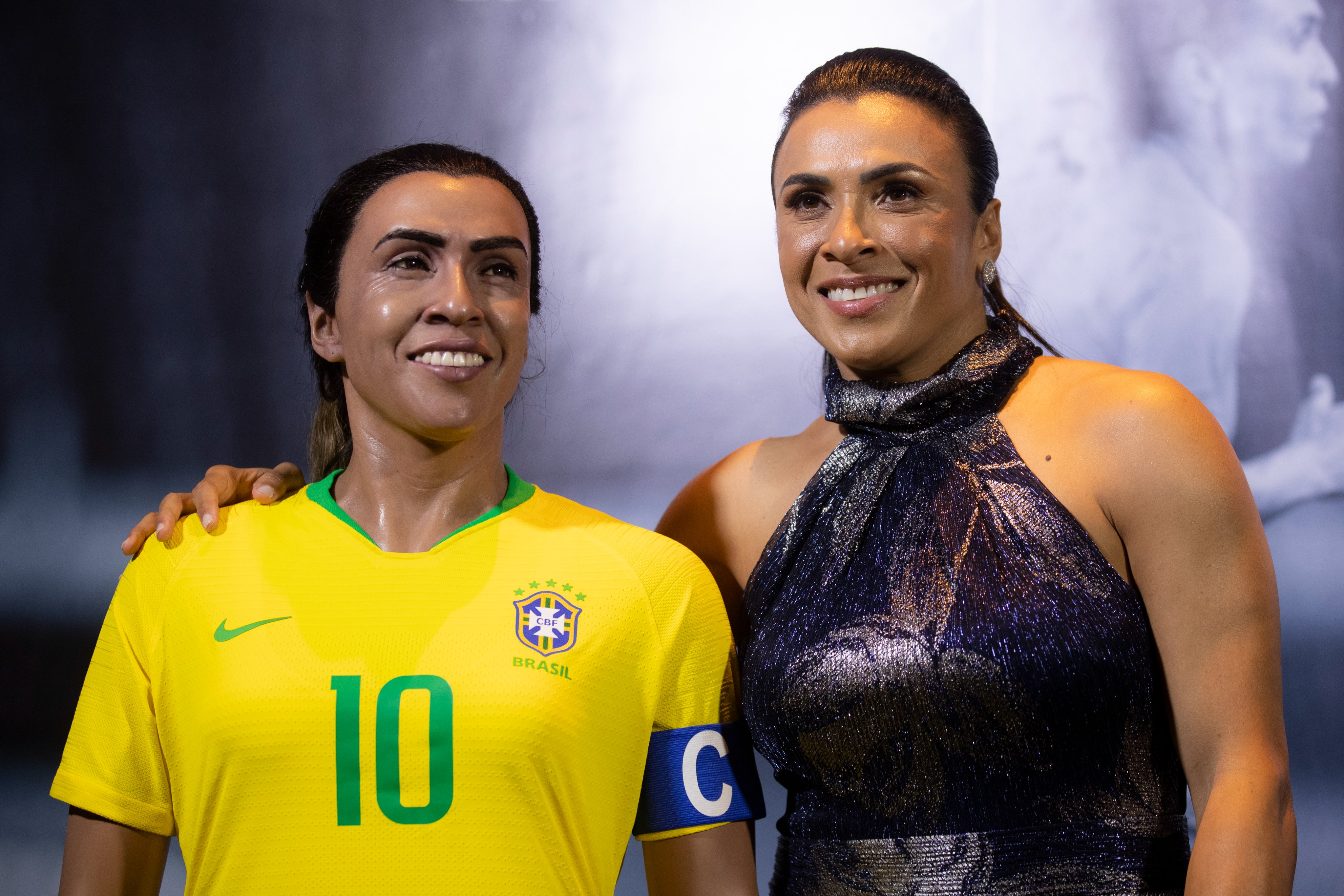 Marta é homenageada com estátua de cera ao lado de Pelé