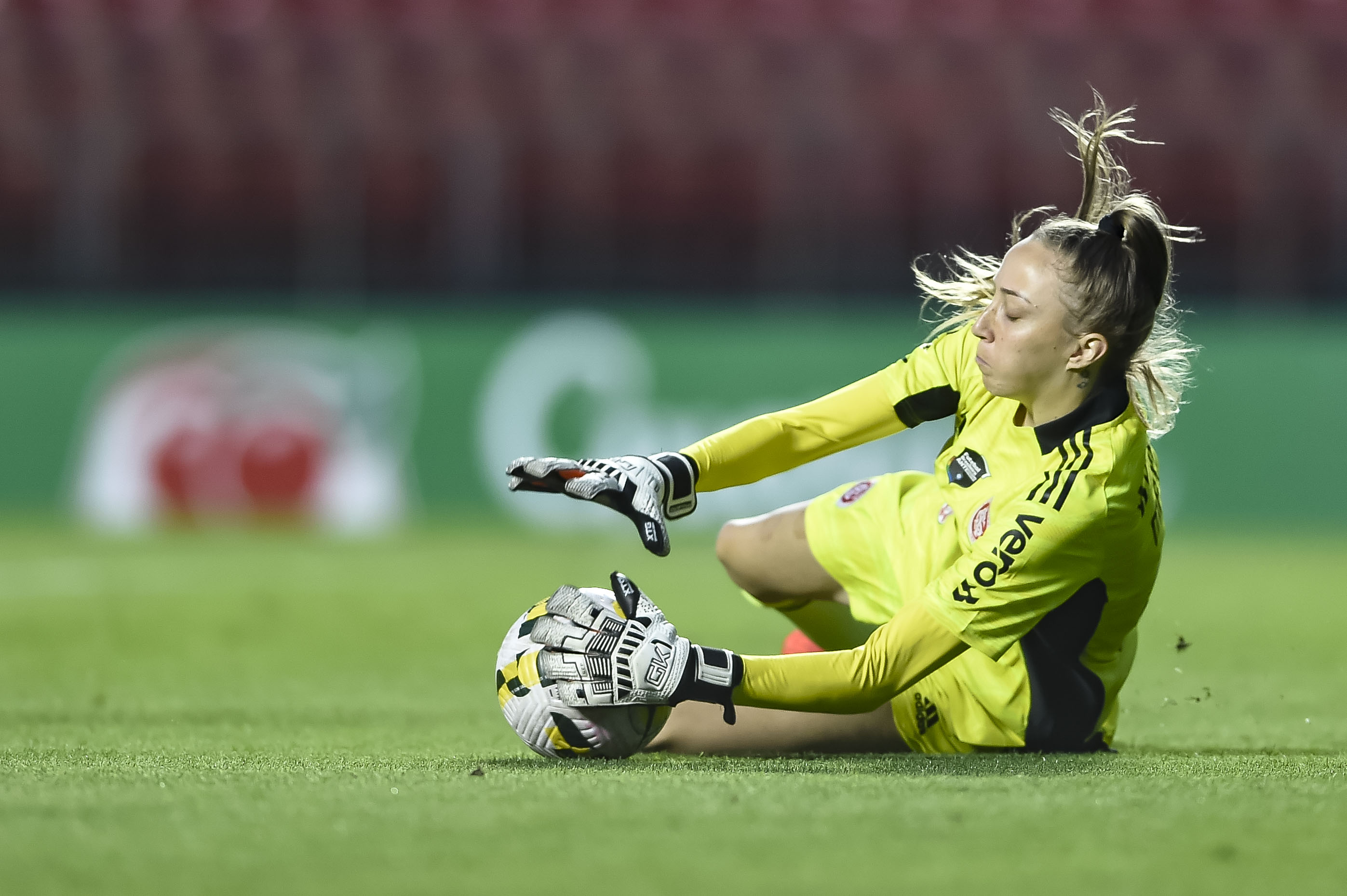 Pênalti decisivo, seleção e final: o ano mágico da goleira colorada Mayara