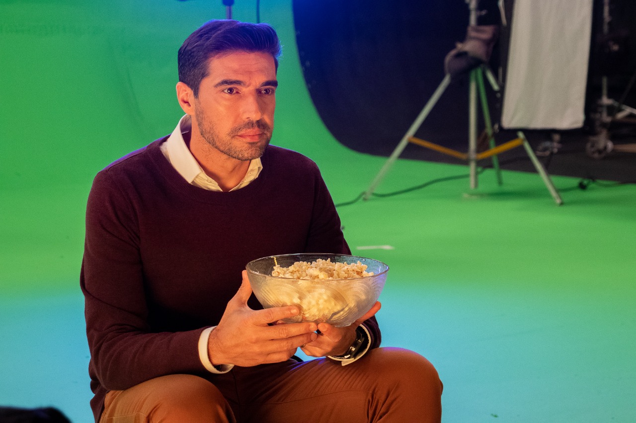 Abel durante gravação da divulgação do filme