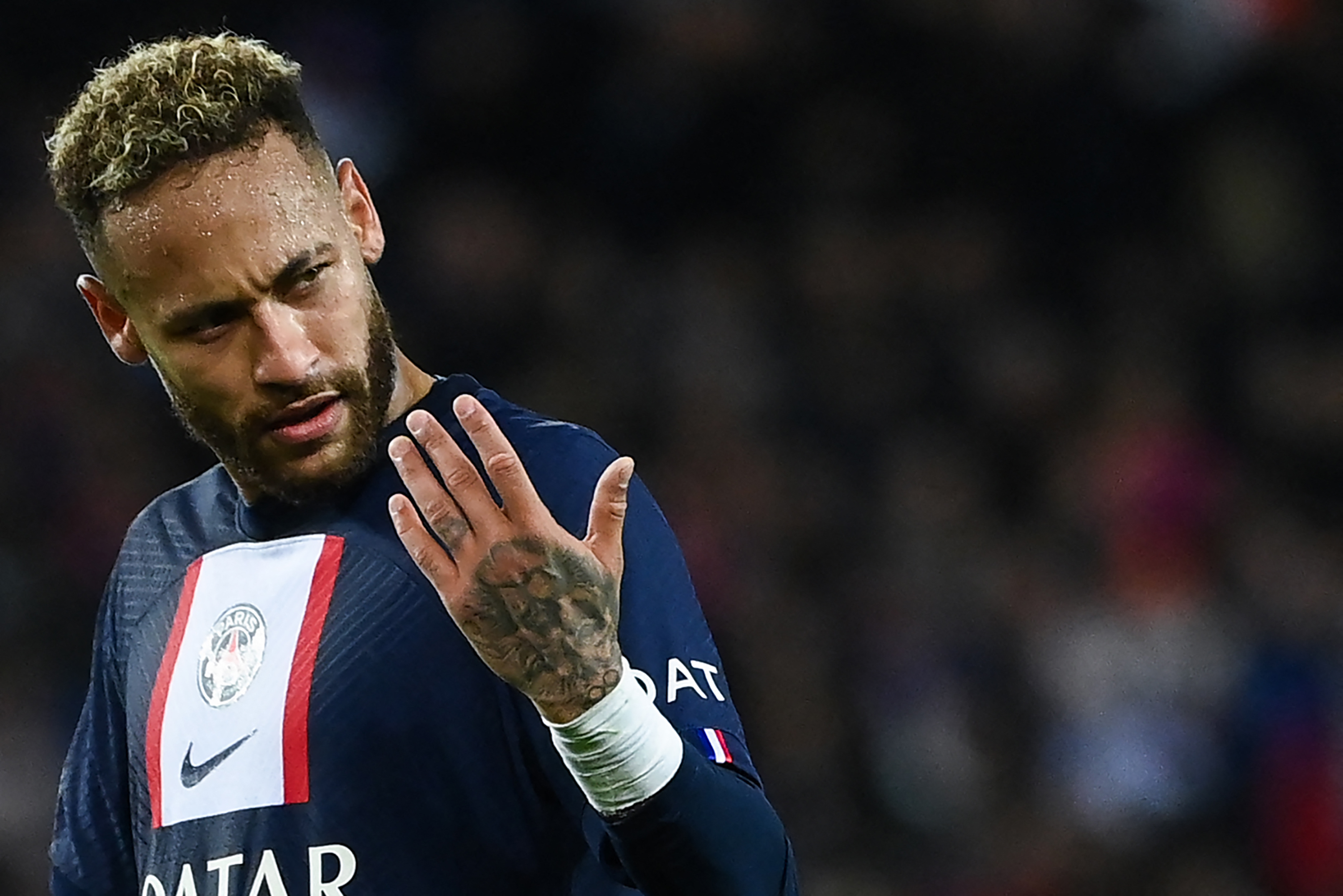 PSG quer saída de Neymar para manter ‘projeto Mbappé’, diz jornal