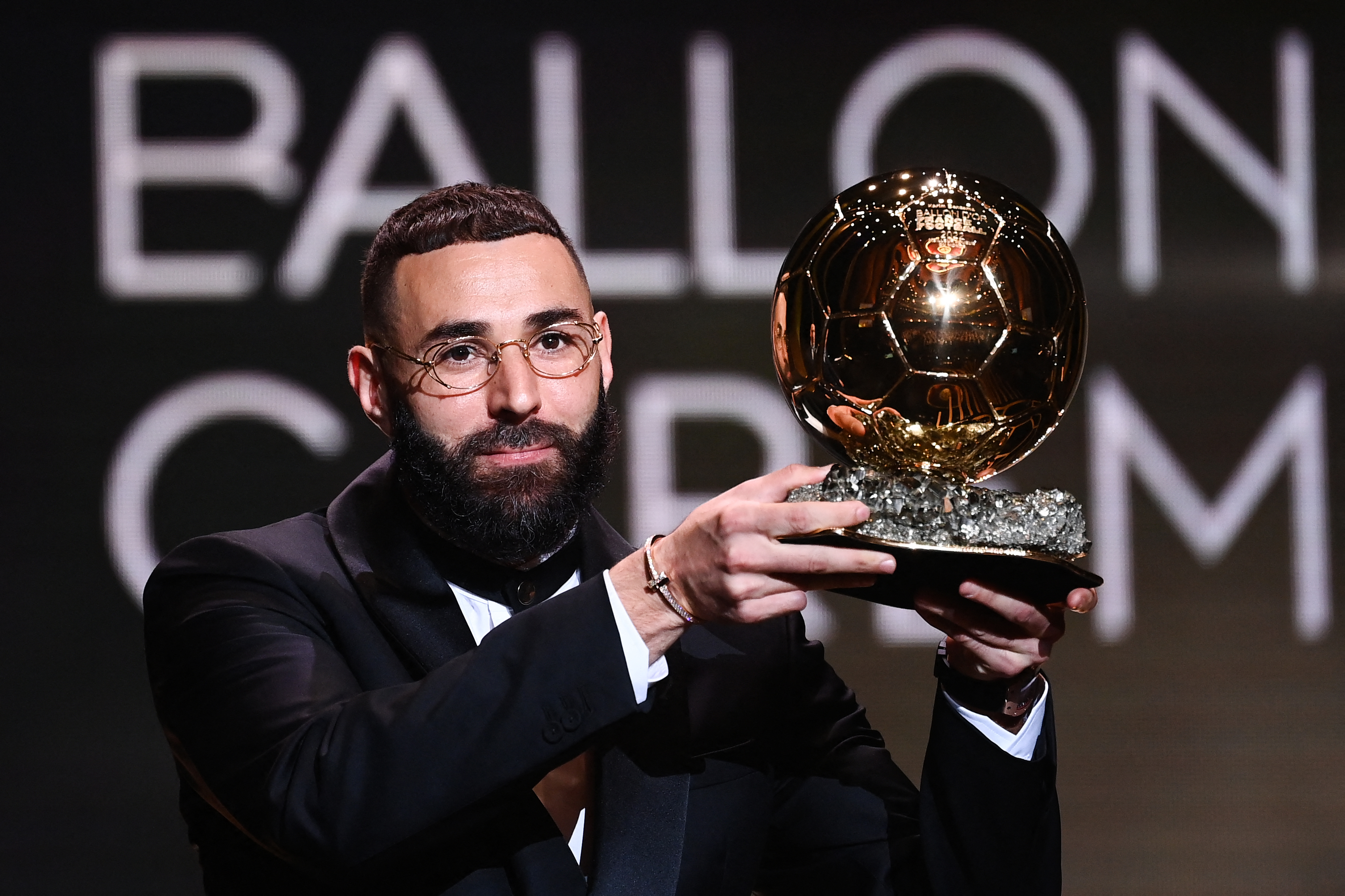 Bola de Ouro: Benzema recebe o prêmio de melhor jogador do mundo