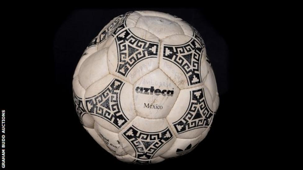 Bola do gol de mão de Maradona em 1986 vai a leilão por R$ 17 milhões