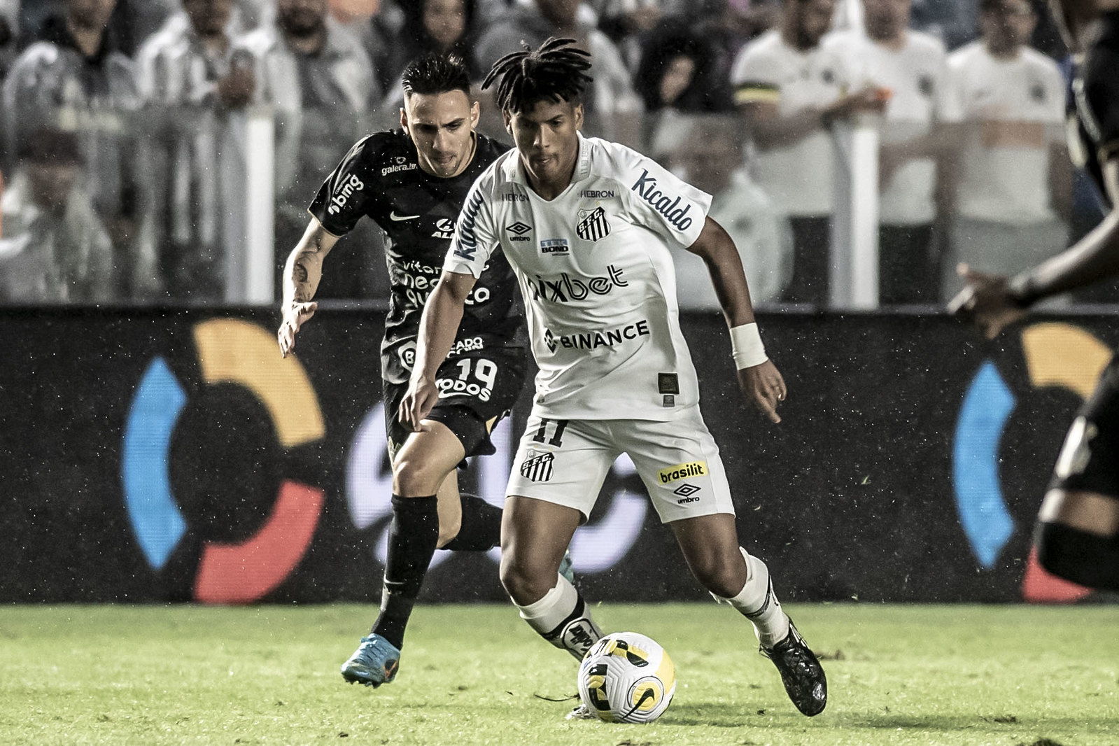 Santos x Corinthians: onde assistir ao Brasileirão neste sábado