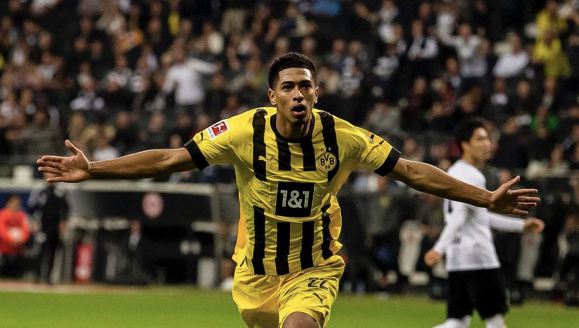 Jude Bellingham, comemorando gol enquanto atuava com a 22 do Borussia - Arquivo Placar