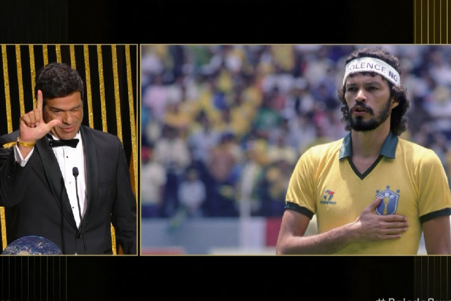 Apoiador de Lula, Raí ‘faz o L’ na cerimônia do Bola de Ouro