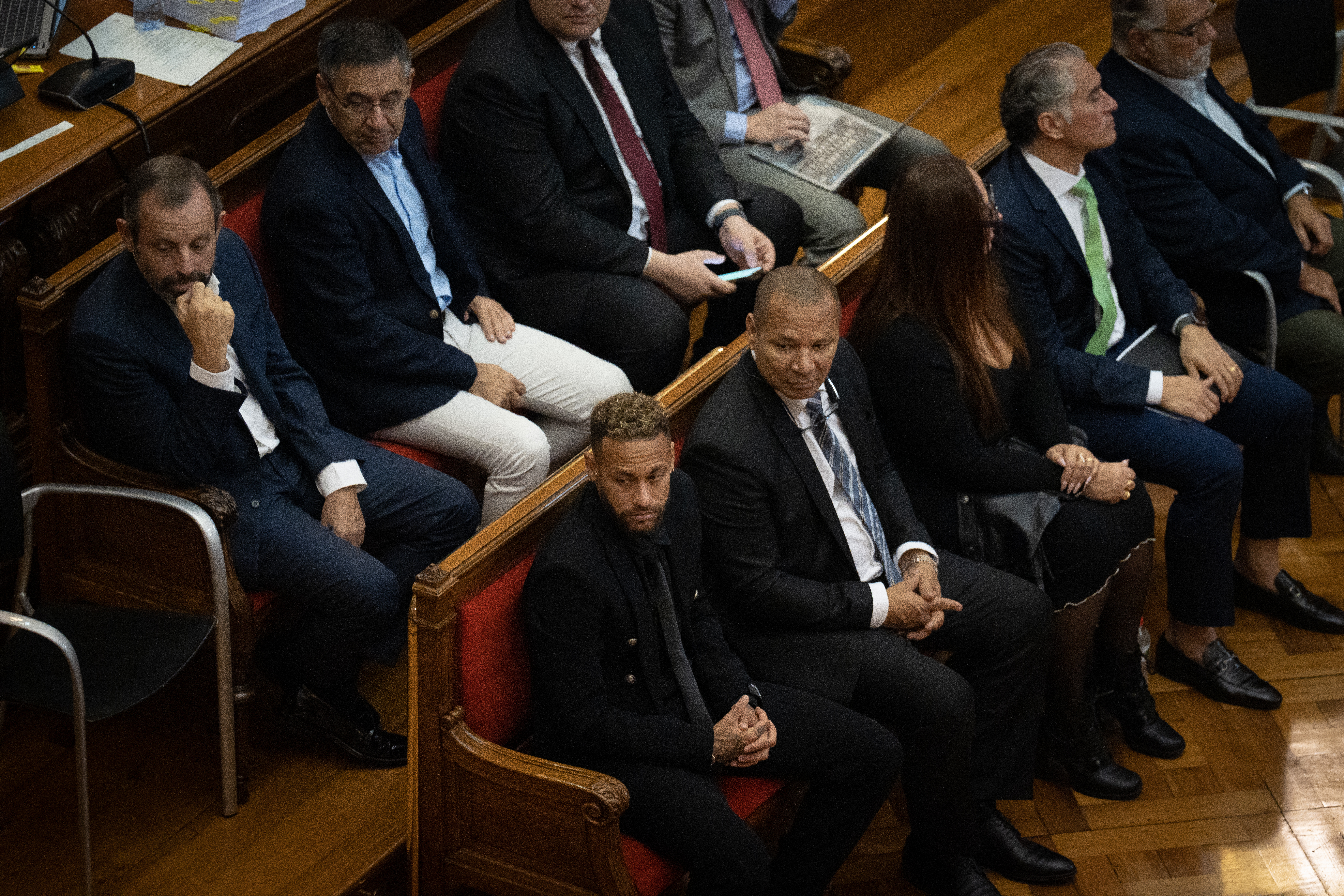 Sandro Rosell (no banco de trás) e Neymar e seus familiares durante julgamento na Espanha