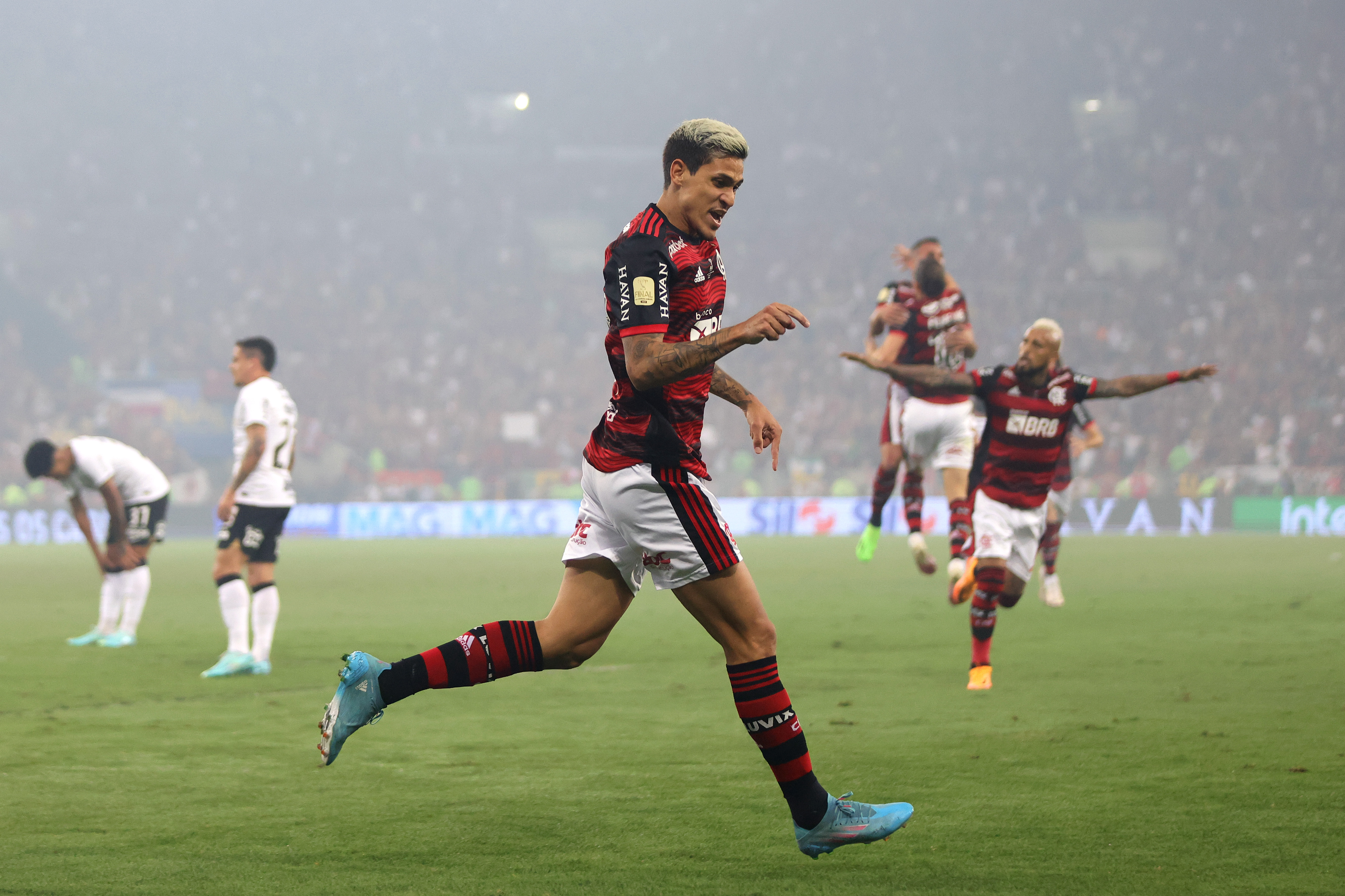Pedro, do Flamengo, comemora seu gol na final da Copa do Brasil