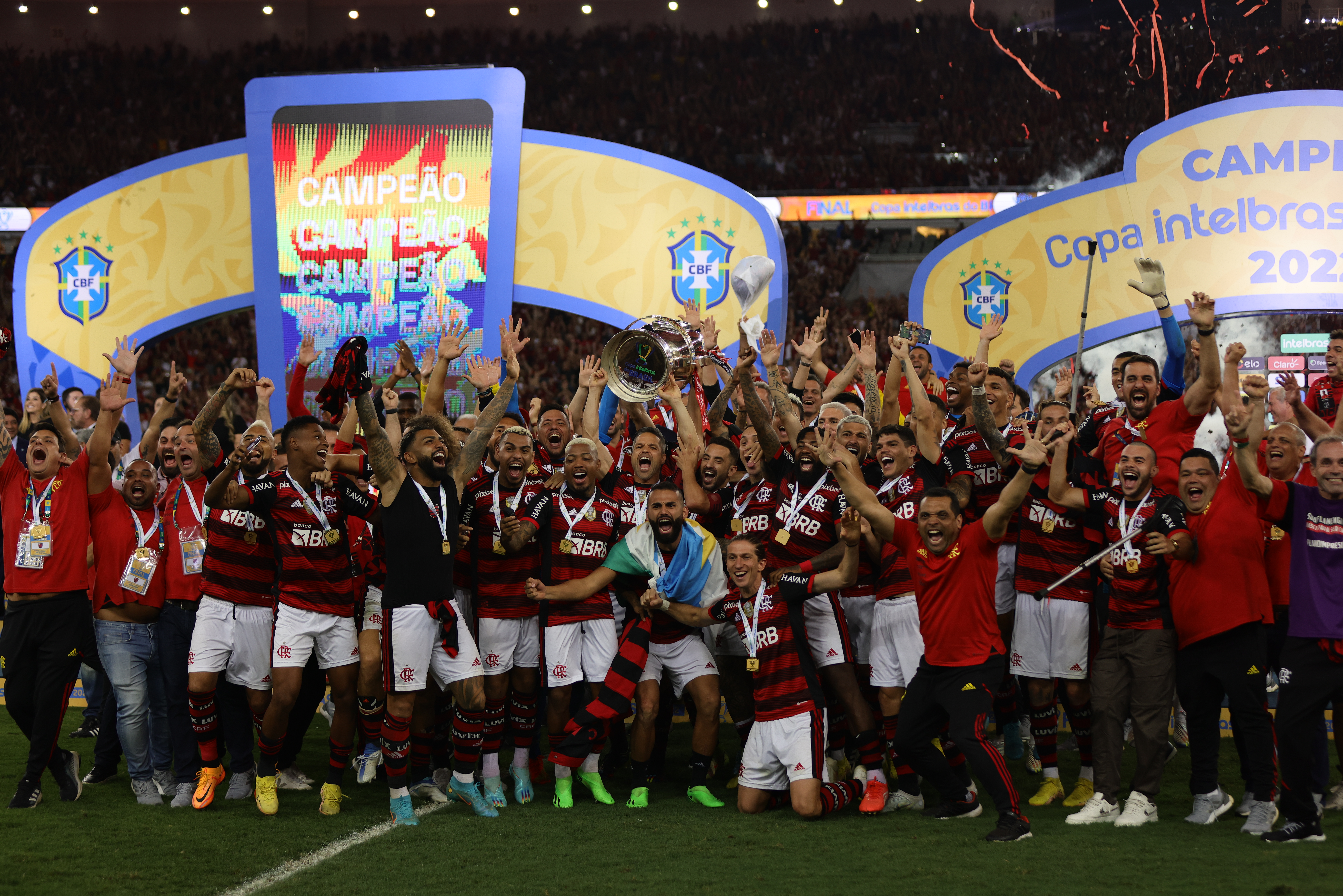 Time do Flamengo ergue a taça da Copa do Brasil no Maracanã