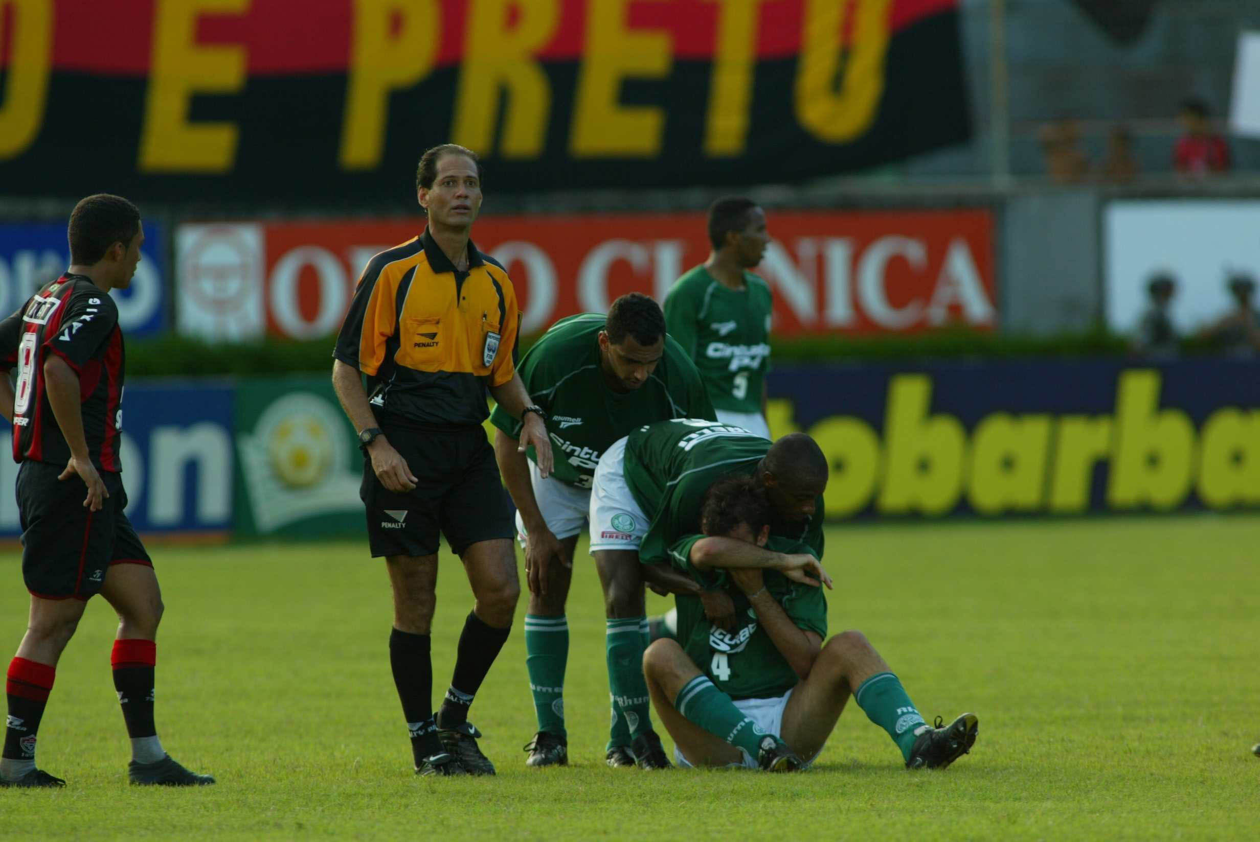 Jogadores do Palmeiras chorando após o rebaixamento -