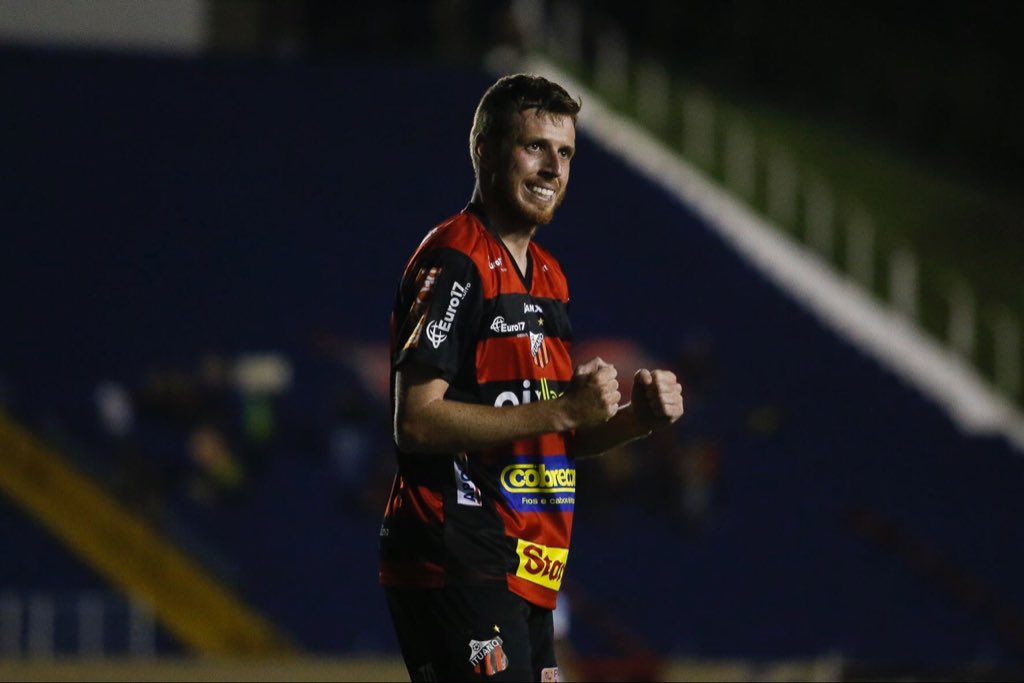 Aylon, do Ituano, comemora os gols em Londrina/