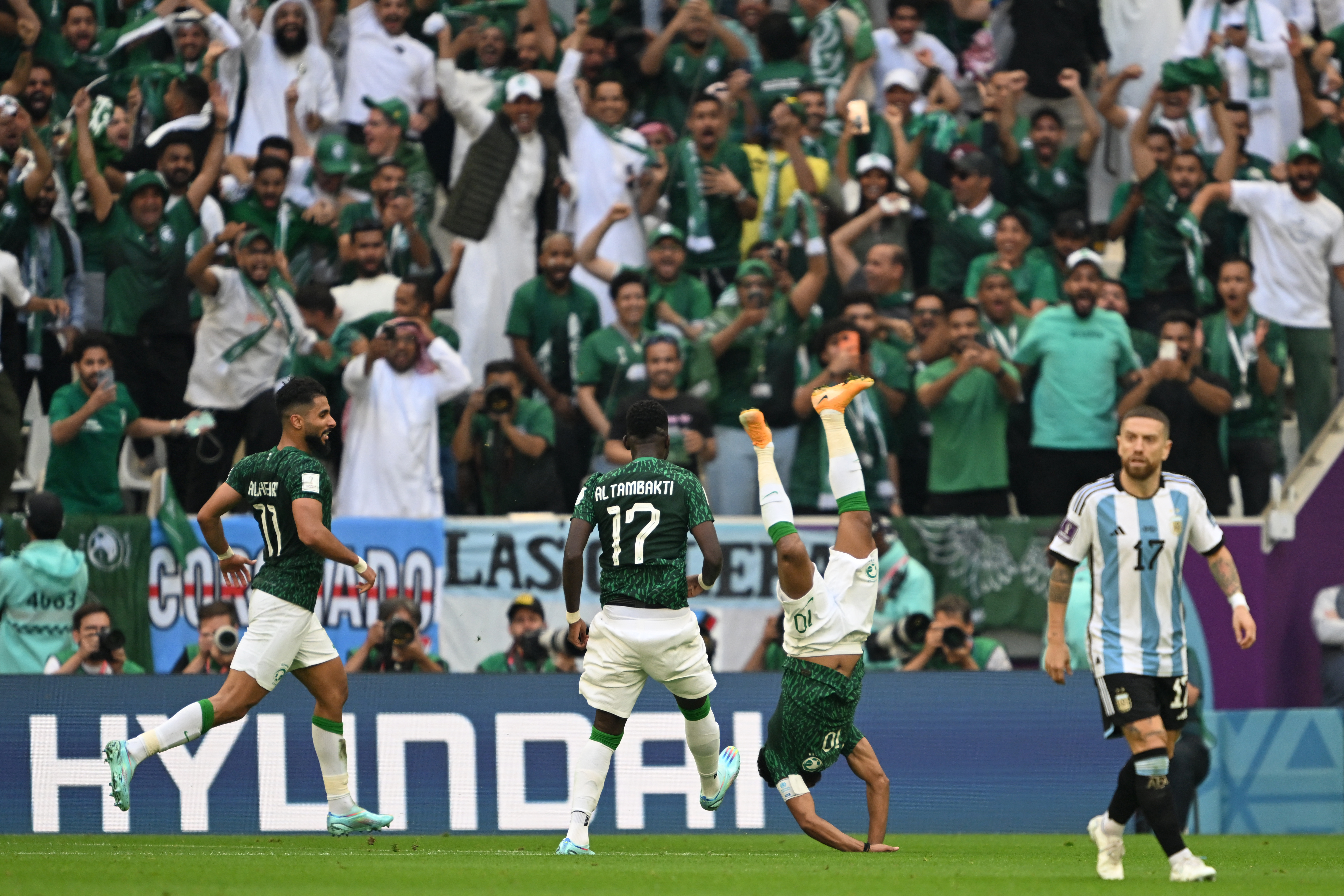 Sauditas comemoram o segundo gol sobre a Argentina, na estreia da Copa do Catar